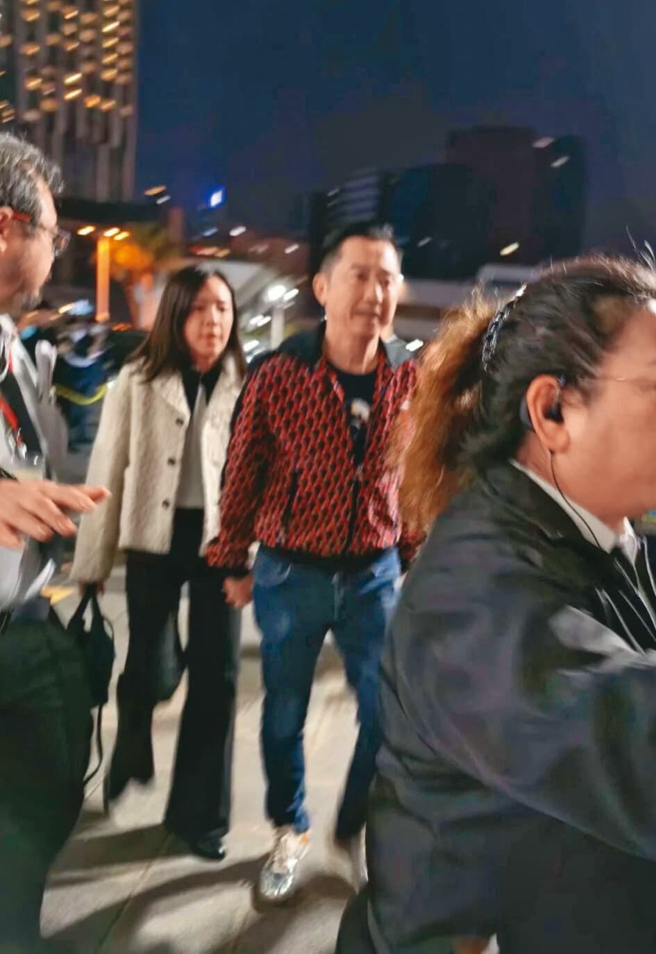 張學友在香港站舉辦個人巡迴演唱會時,哈林(右)帶著老婆張嘉欣(左)一同現身相挺。(翻攝Wu漂亮小紅書)