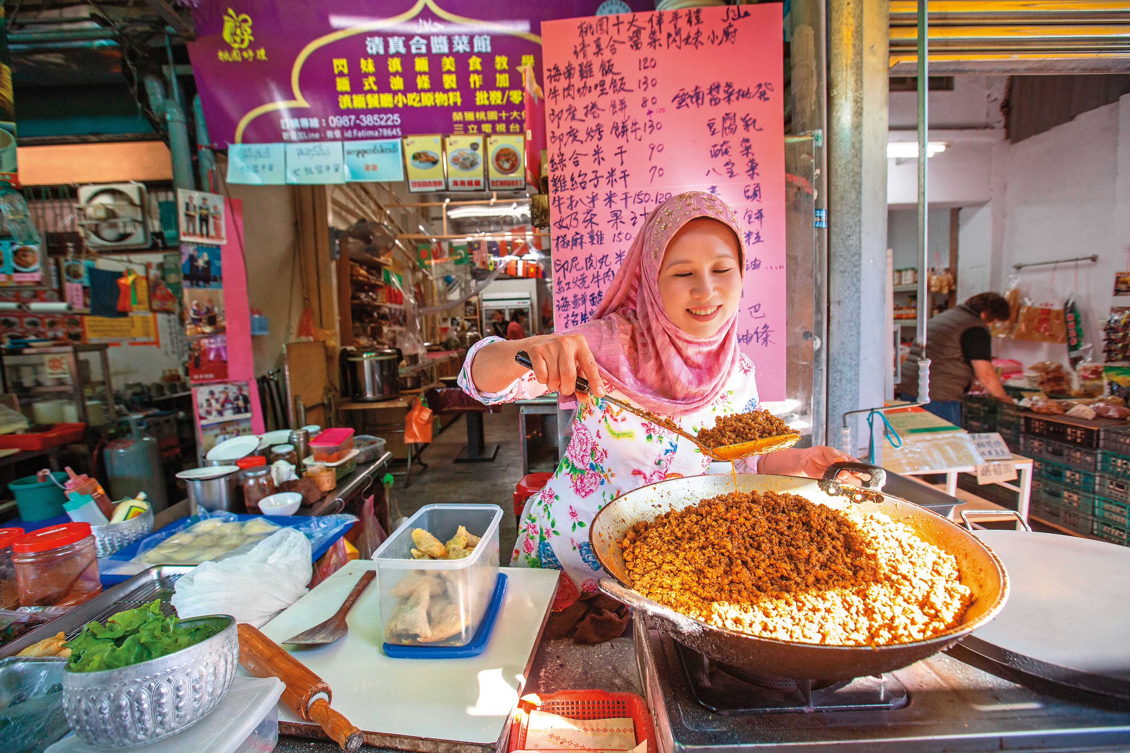 閃淑娟在店裡現煮現賣,搬到市場內後,吸引許多過路客、觀光客外帶。