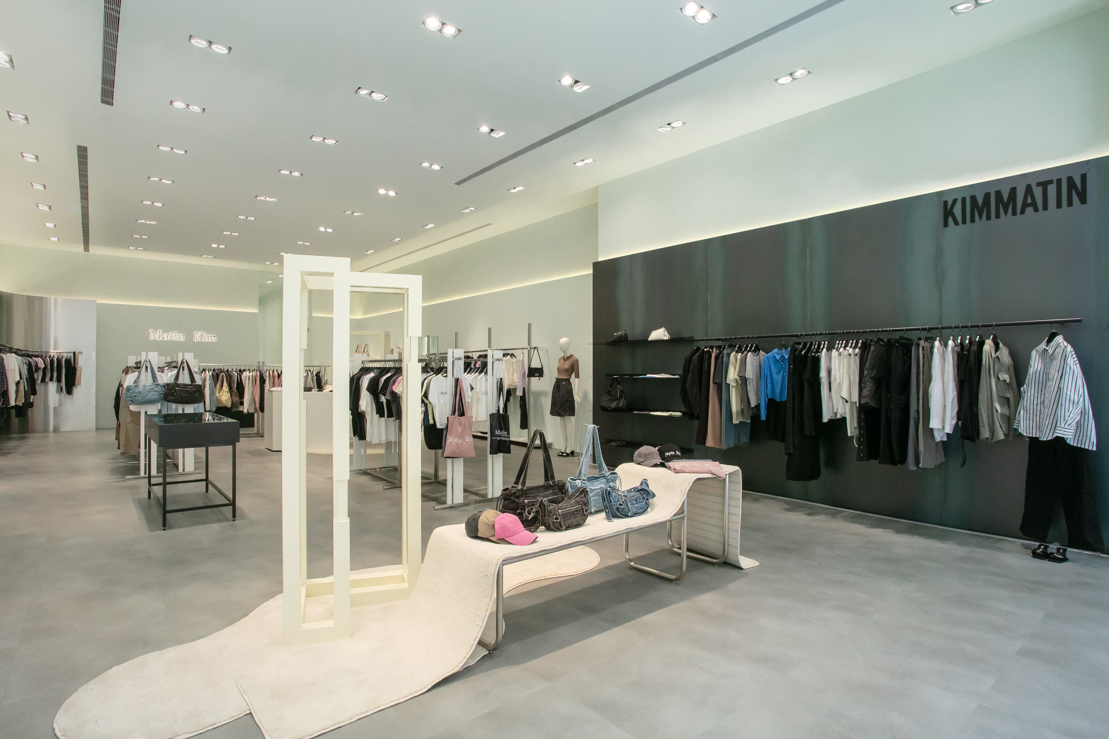 黑色牆面前展示的即為首次登台的高端系列KIMMATIN。(Matin Kim提供)