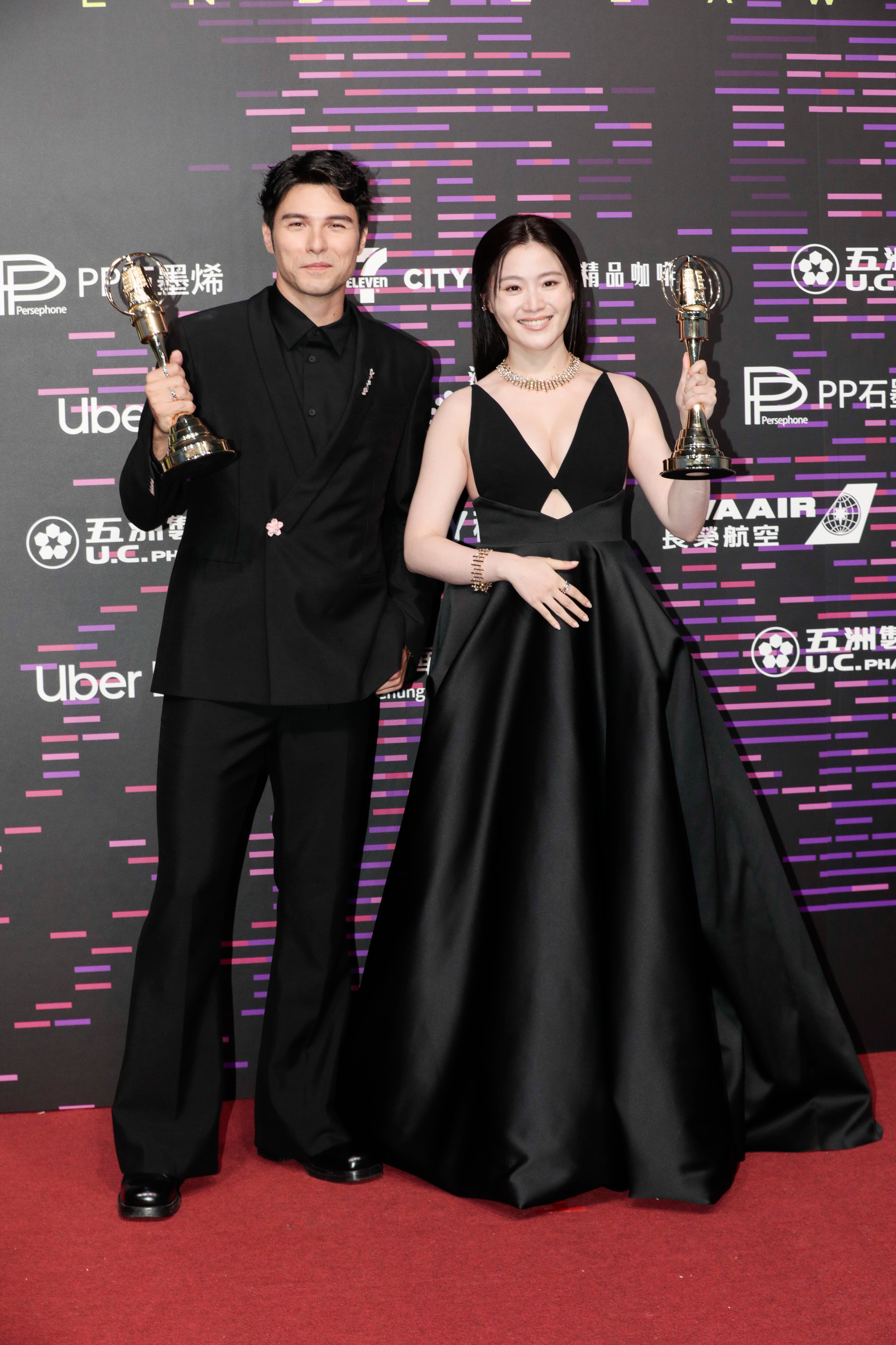 迷你劇集視帝鳳小岳與視后楊小黎合照。