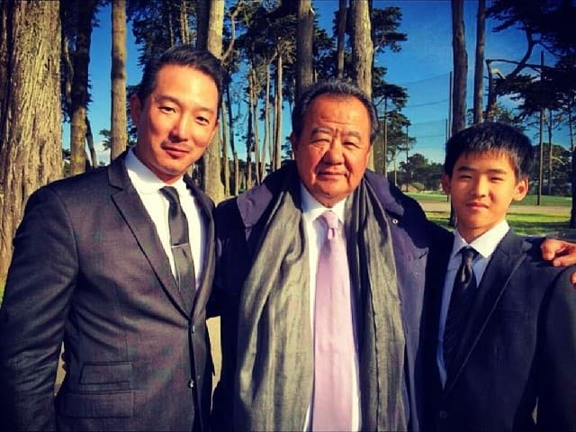 徐子翔(左)與同母異父的弟弟林佳翰(右)、林伯實(中),3人曾留下合影。(翻攝自徐子翔IG)