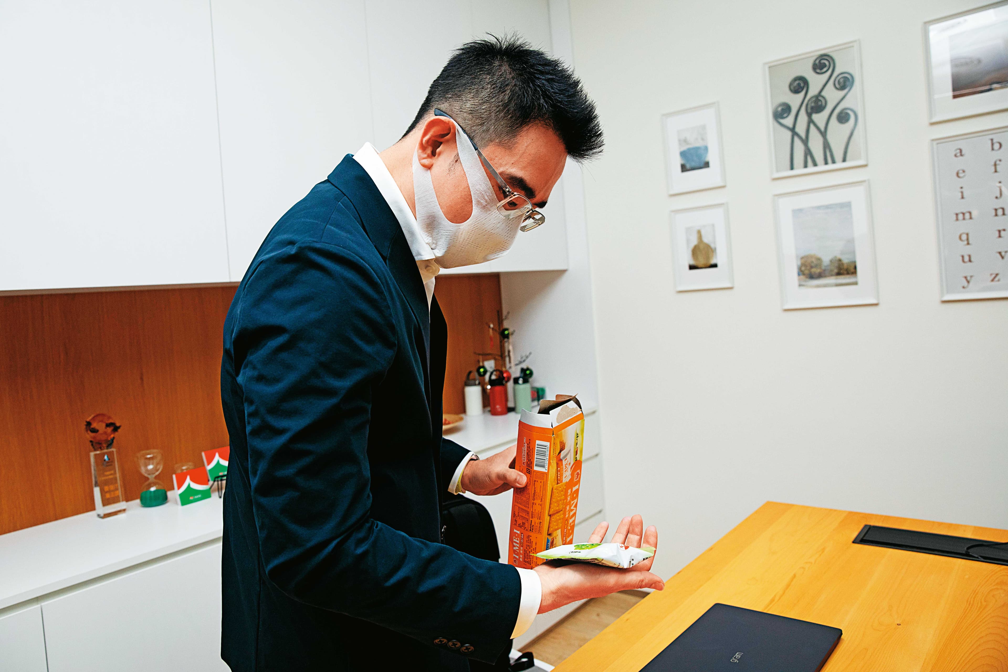 周耕宇工作忙碌,只好隨身攜帶餅乾充飢趕行程。