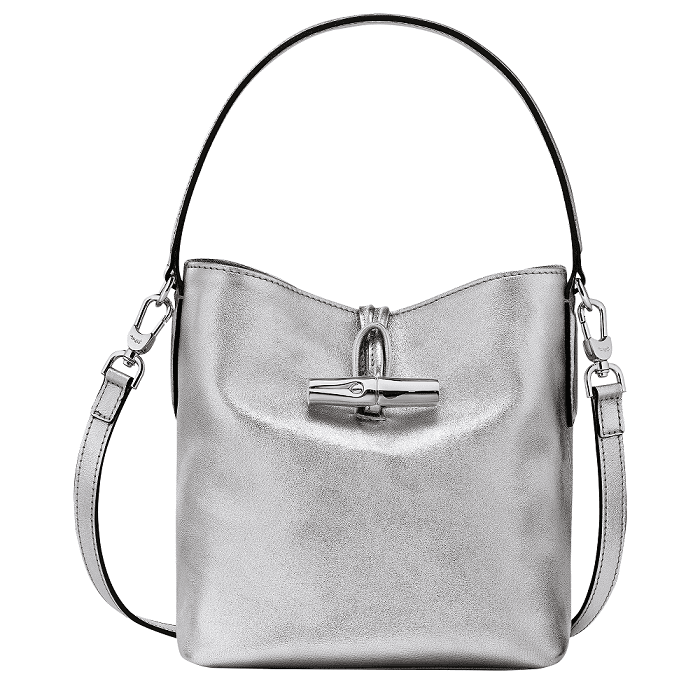 金世正同款的LONGCHAMP ROSEAU ESSENTIAL COLORS系列銀色水桶包。NT$25,500(瓏驤提供)