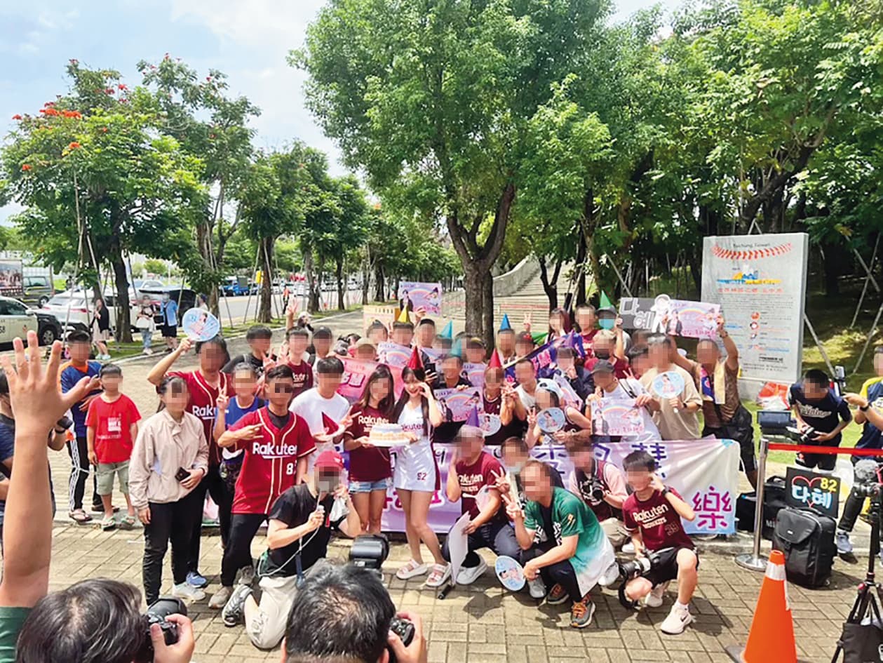 李多慧(前排右六)來台人氣旺,經常辦活動與粉絲互動。(奧比懷登提供)