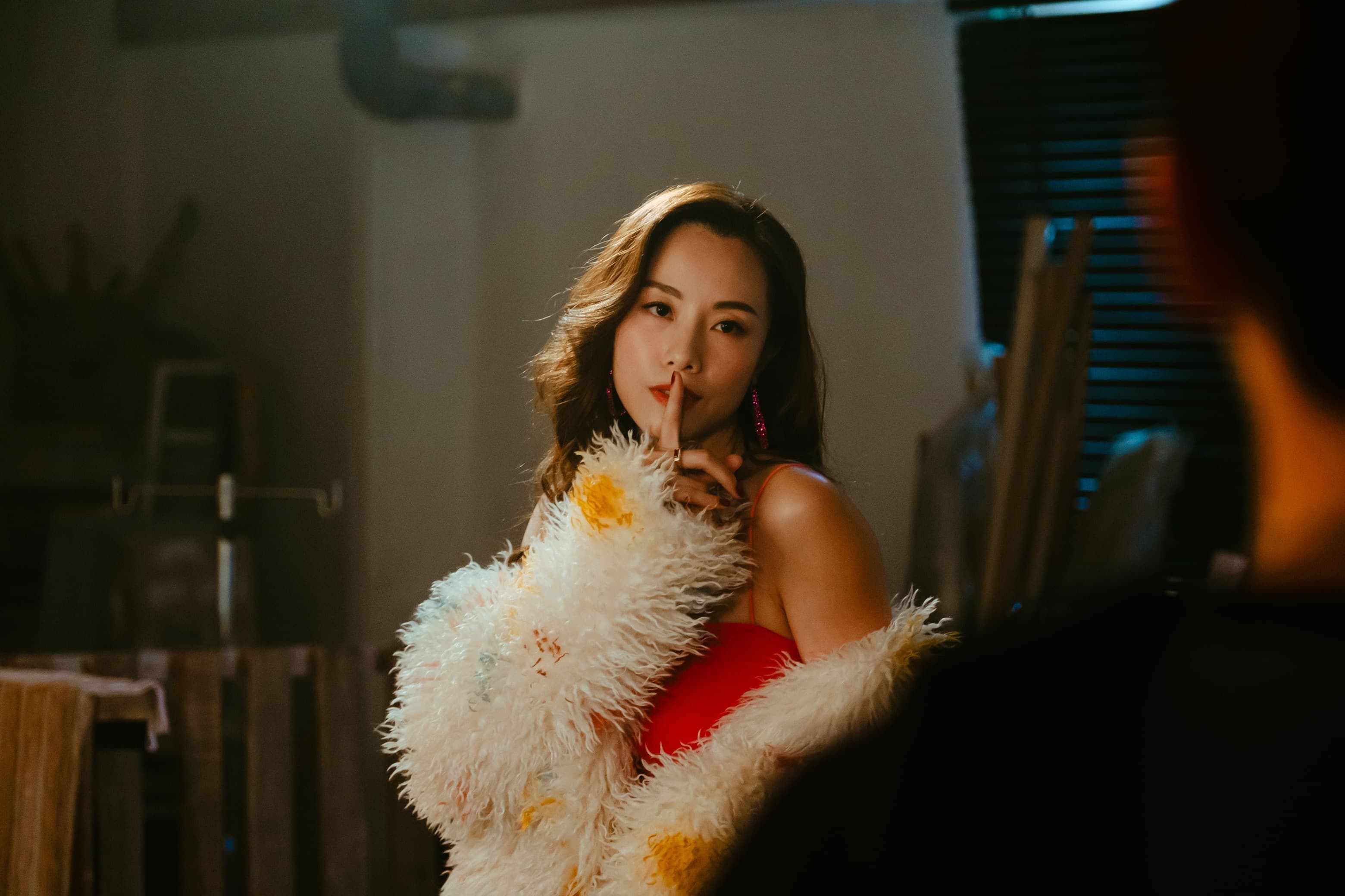 鄧麗欣客串飾演詐騙集團的總編劇及男主角張天賦(MC)的調情教練,一頭波浪長髮風情萬種。(甲上提供)