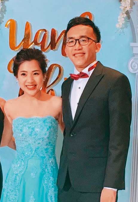 徐巧芯(左)2018年與劉彥澧(右)結婚,2人政治路攀高峰,她成為藍營戰將當選立委,劉則入台中市府任研考會主委。(翻攝徐巧芯臉書)