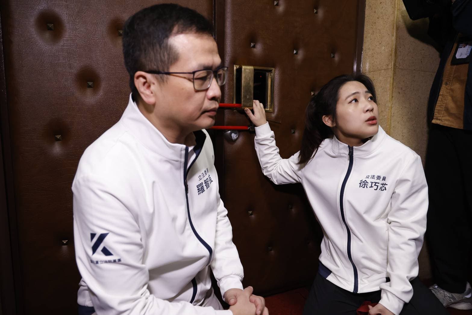 藍委徐巧芯等人一早試圖破壞門鎖未果。