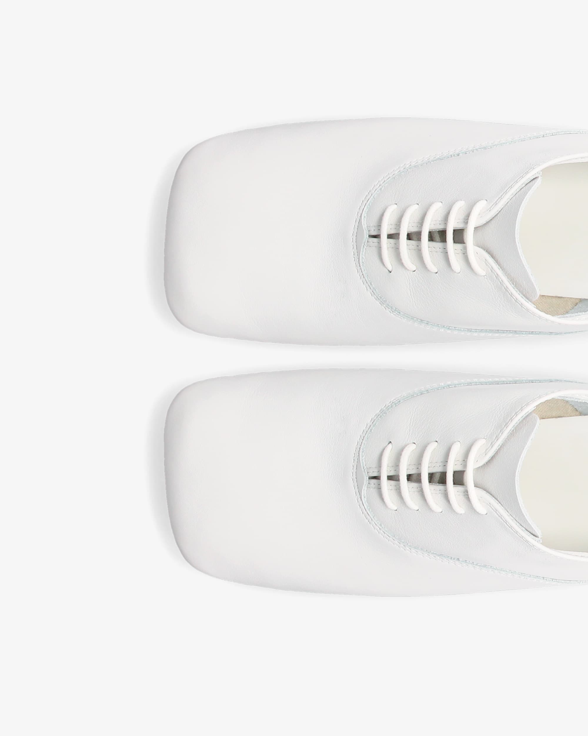 Les Zizi Repetto JACQUEMUS有著方型楦頭。NT$19,300(永三提供)