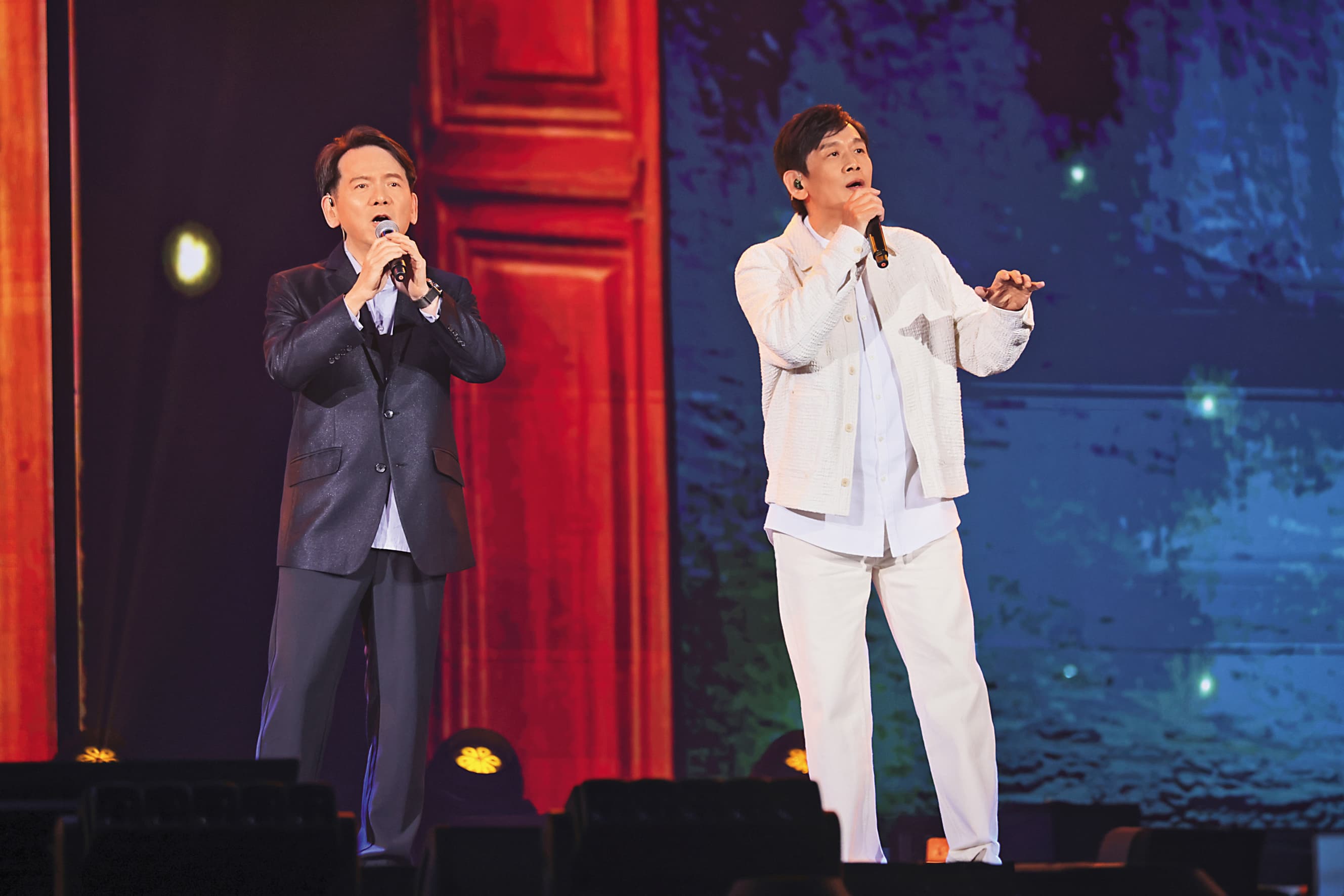 年初李建復(左)和殷正洋(右)在民歌50演唱會上賣力表演,年底11月22日則是長達7小時的大巨蛋民歌大團圓。(中華音樂人交流協會提供)