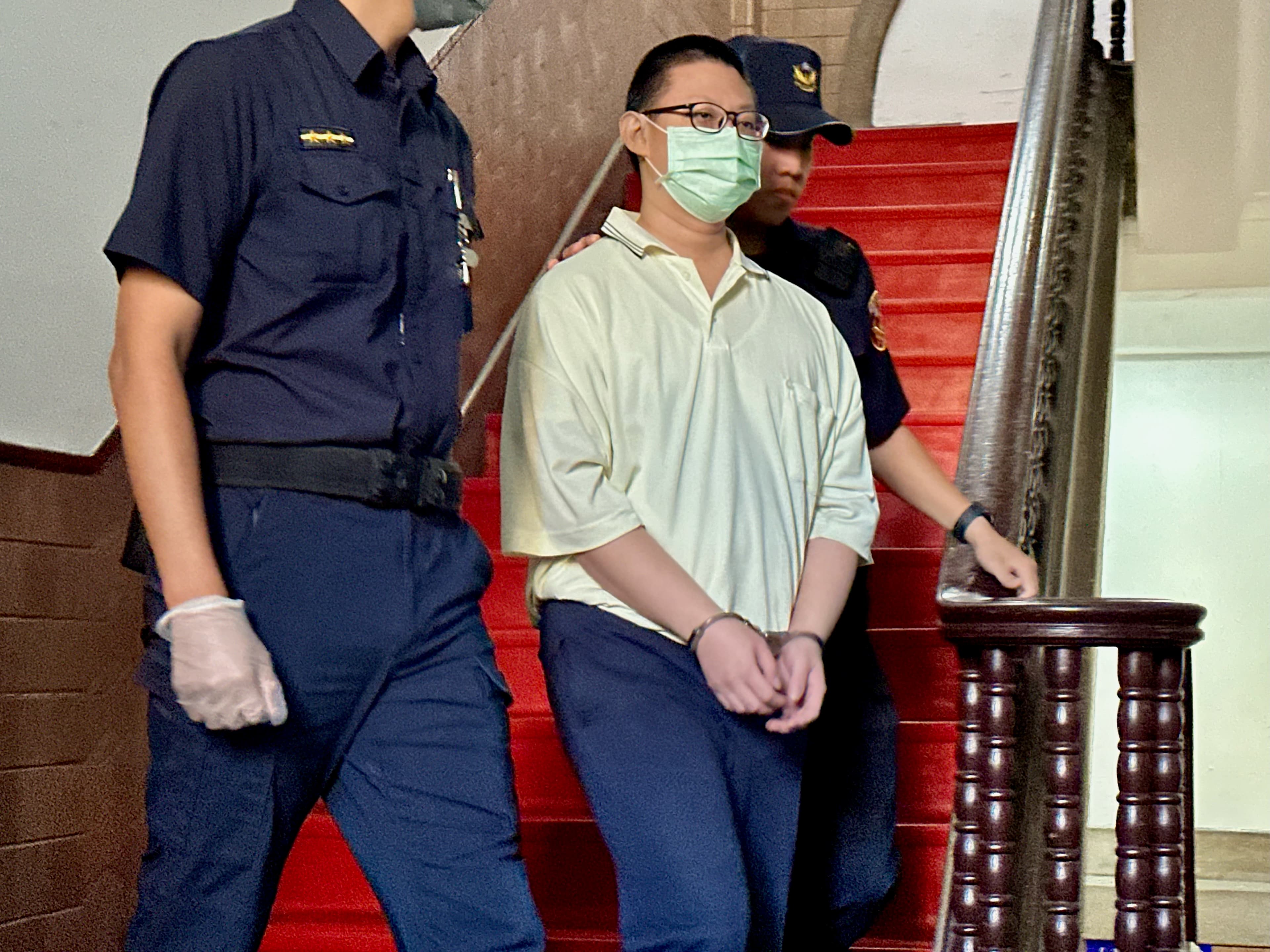 高等法院17日二審首度開庭,毛畯珅面不改色,反倒眼神直愣愣的看向鏡頭,甚至疑似露出笑容。