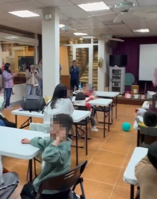 民進黨立委王義川對孩童宣講政治議題,灌輸孩童「白藍惡修三法」,一旁家長們竟還笑著錄影起鬨,完全沒意識到問題嚴重性。(翻攝王義川Threads)