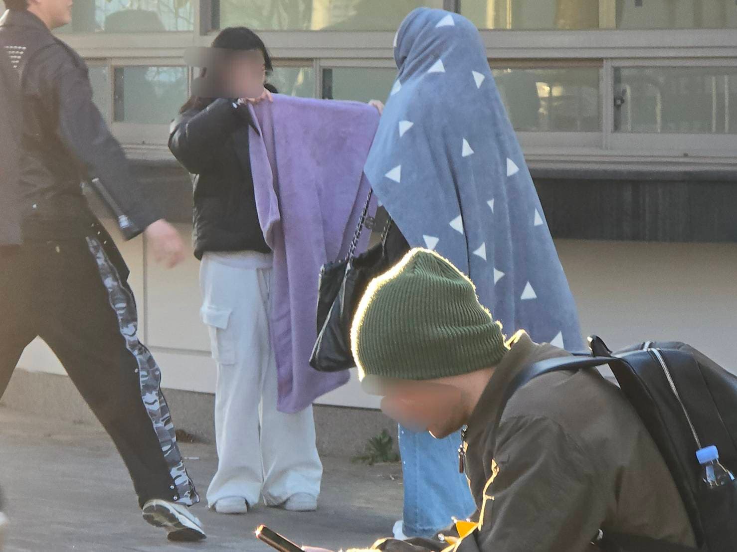 GD演唱會開唱遇低溫,沒穿夠衣服的歌迷只能披上毯子禦寒。