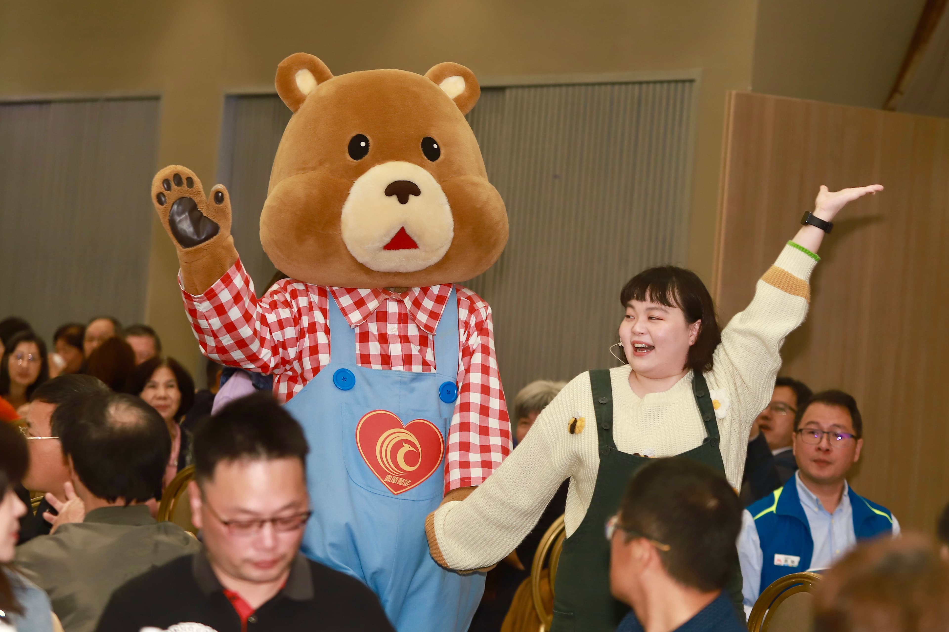 宮美樂與「快樂故事屋」的Happy熊一起唱跳,深受小孩愛戴。(民視提供)