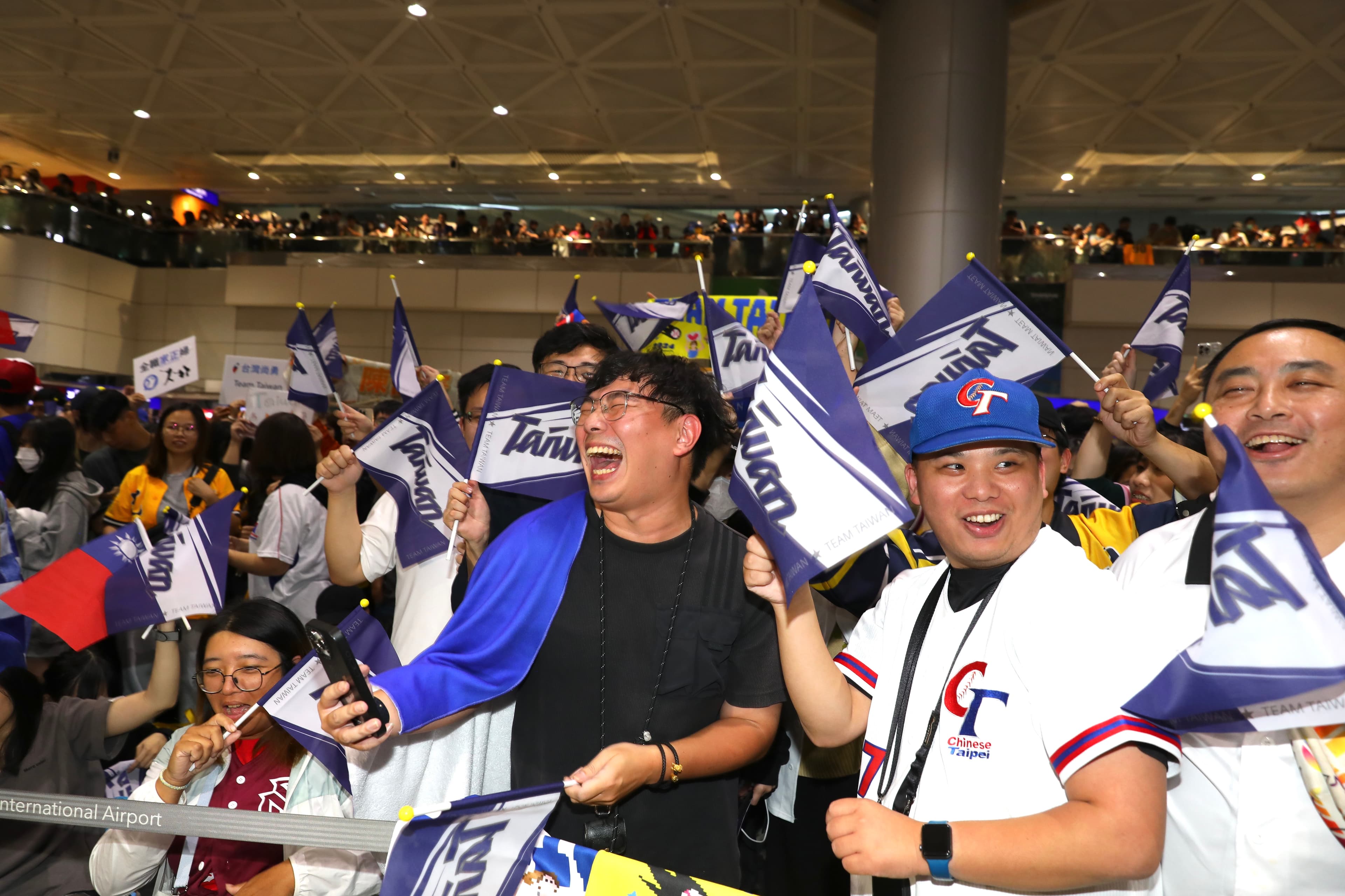 球迷們在桃園機場迎接台灣英雄凱旋歸國,場面浩大。