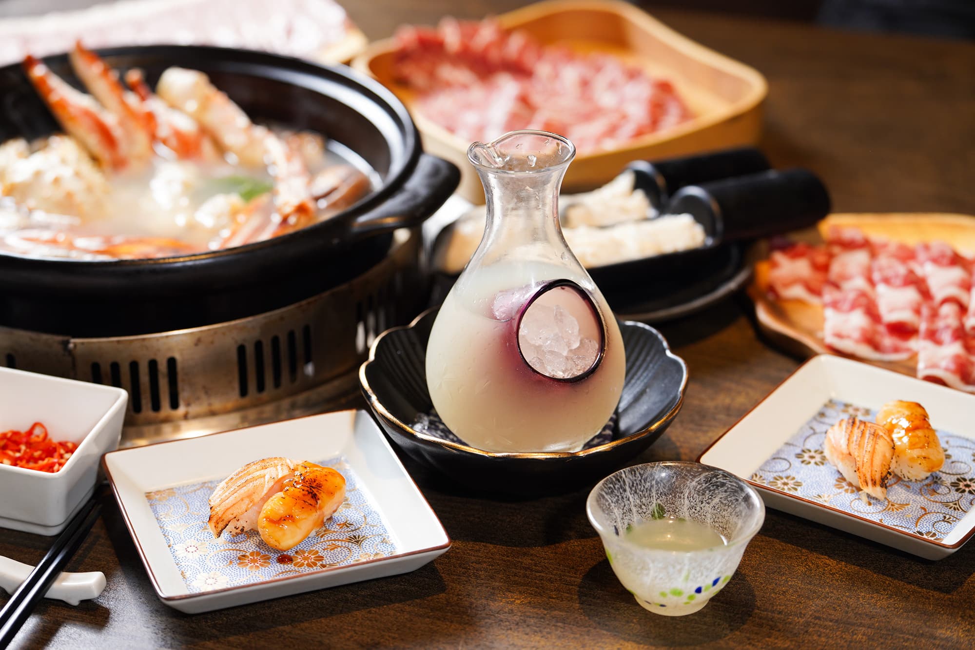 除了海鮮、肉盤與時蔬吃到飽,還會每人奉上一份炙燒握壽司,酒類則需額外付費。(品火鍋提供)