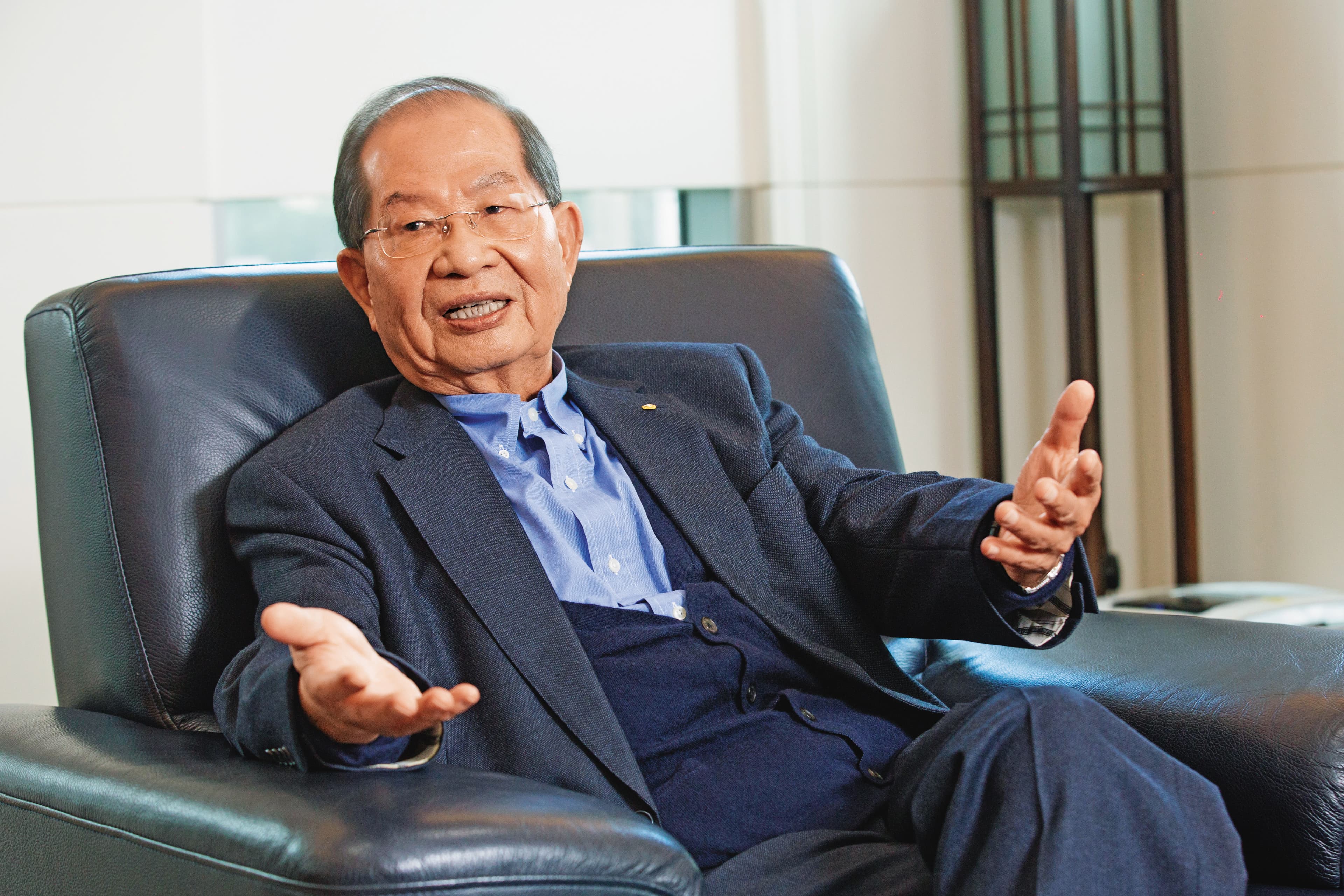 陽信銀行董事長陳勝宏認為,央行提高存準率,會減少市場上1,200億元流動資金,某種意義上也是升息。