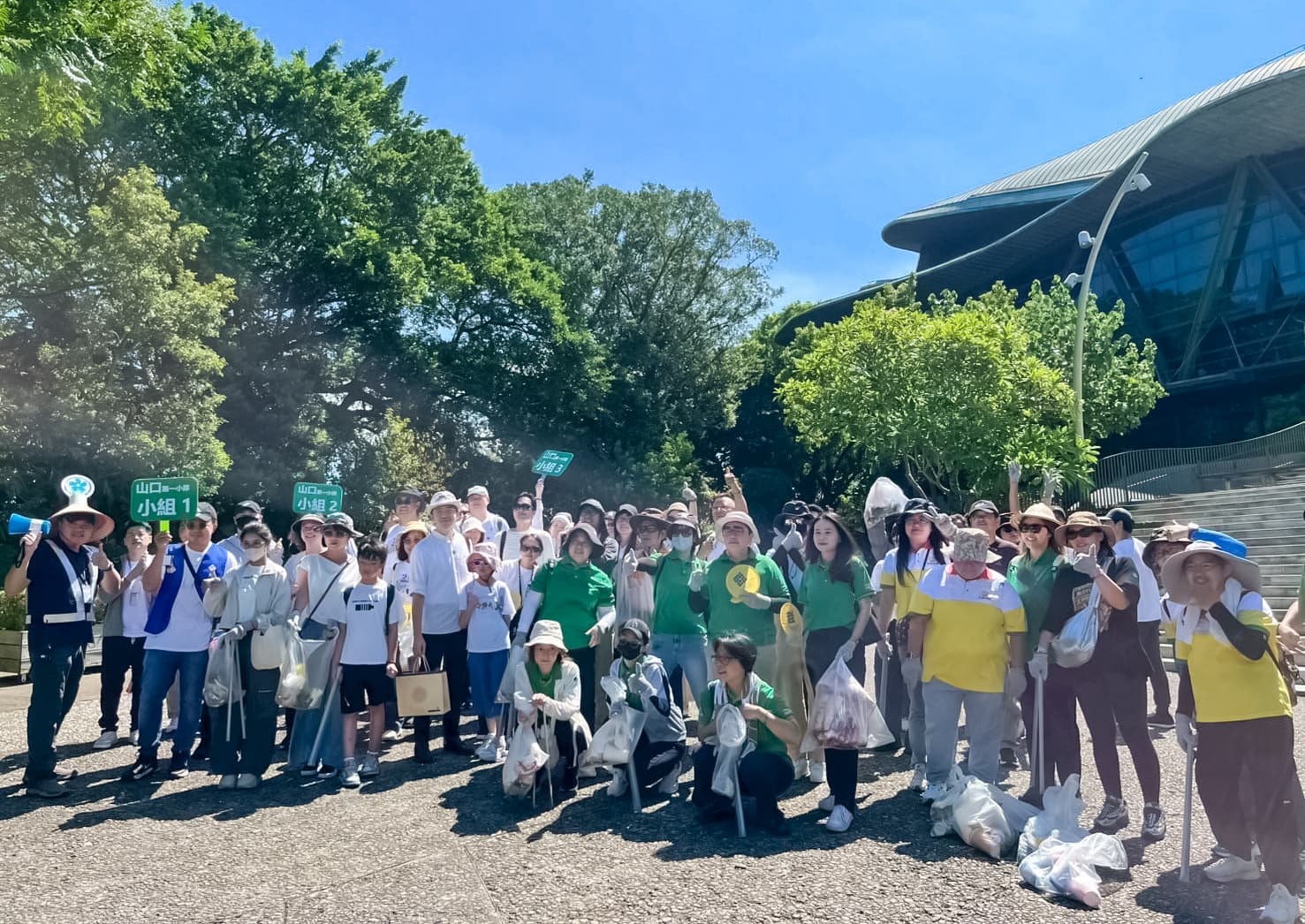 永慶房產集團淡水聯賣區不僅自己參與,許多同仁們帶著孩子一同參加從小培養環境守護意識 。(永慶房產集團提供)
