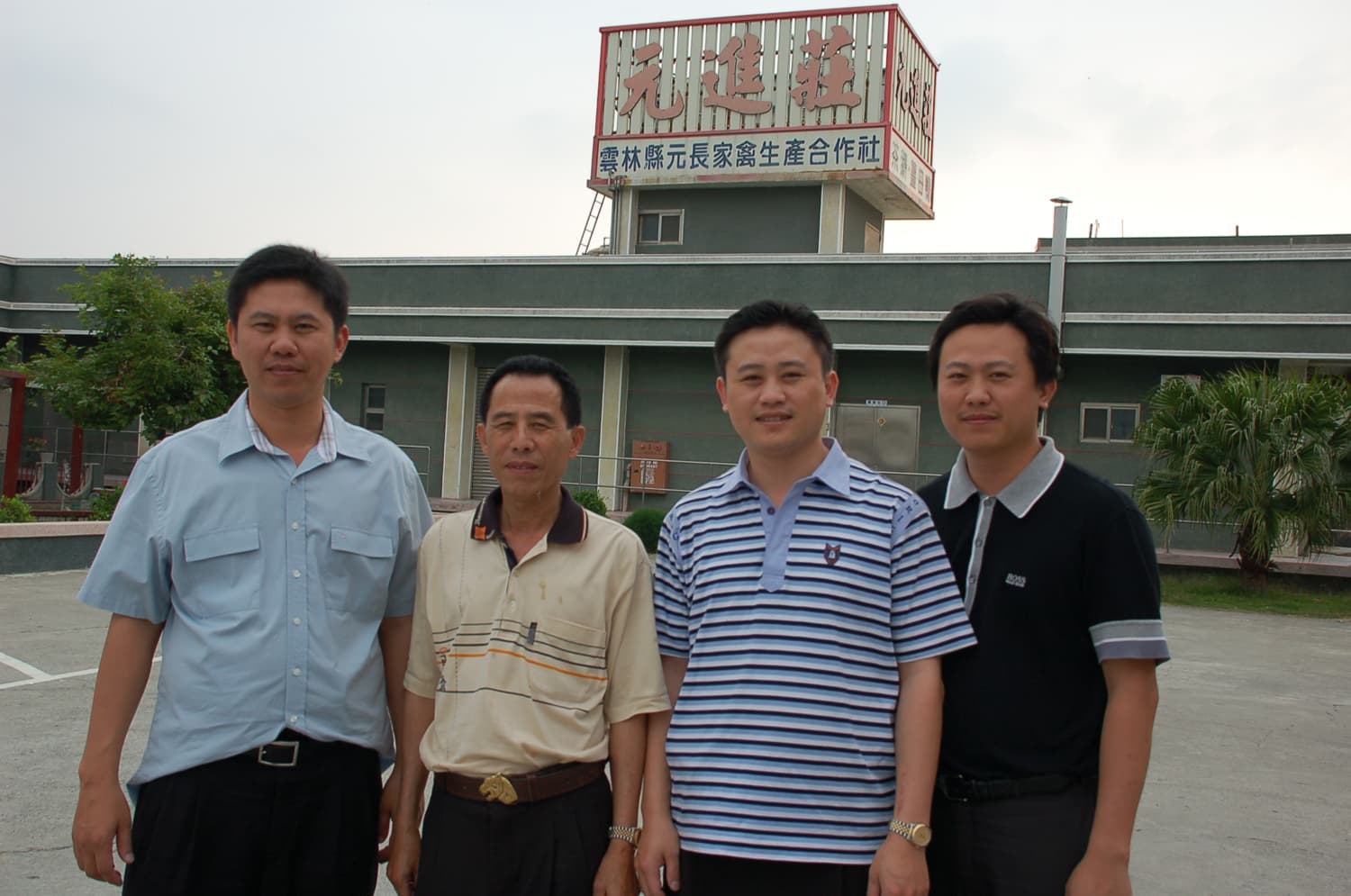 吳進興(左二)回鄉創業,三個兒子吳政憲(左一)、吳鋐源(右二)、吳佳旻(右一)從小就跟鴨鵝一起長大,畢業後都進入元進莊一起打拚。(元進莊提供)