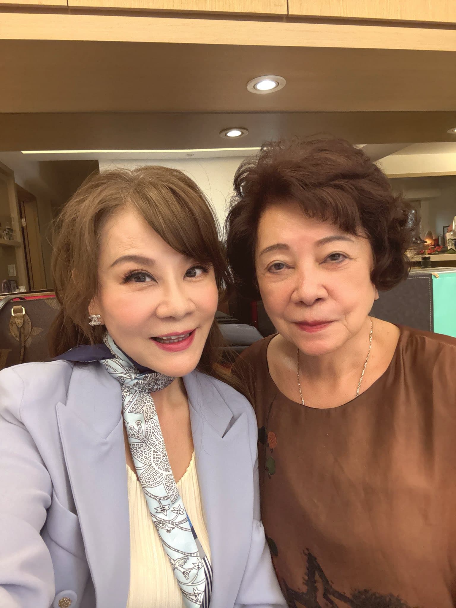 龍千玉去年和媽媽曾到台中給曹西平驚喜過生日。(翻攝臉書)