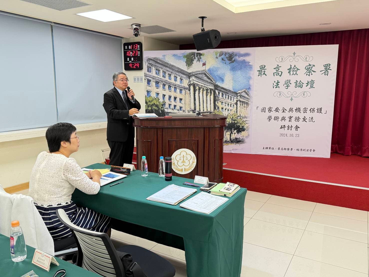 最高檢察署與經濟刑法學會昨共同主辦「國家安全與機密保護」學術與實務交流研討會,包括檢察總長邢泰釗及台大刑法權威教授林鈺雄與多位份量極重學者和國防部等官員均到場交換意見,研討會相當熱絡。(讀者提供)