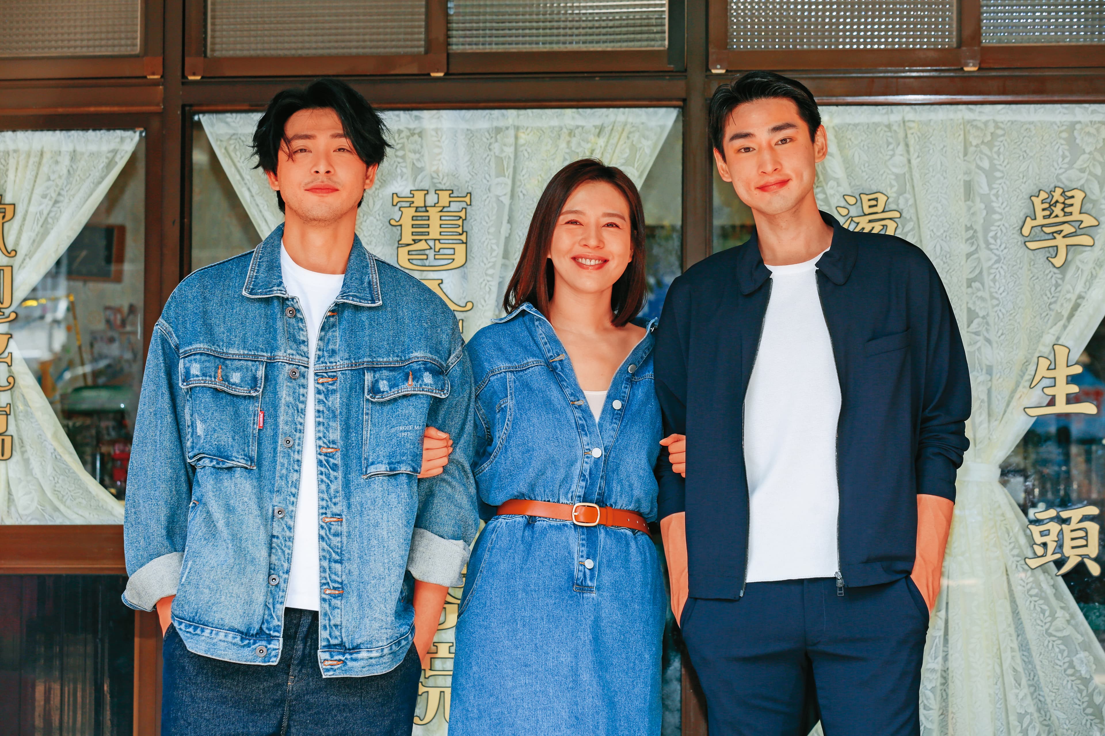 因章廣辰(右)沒辦法演出,才由連晨翔(左)接演《舊金山美容院》,意外牽成他和劉品言(中)的愛情。