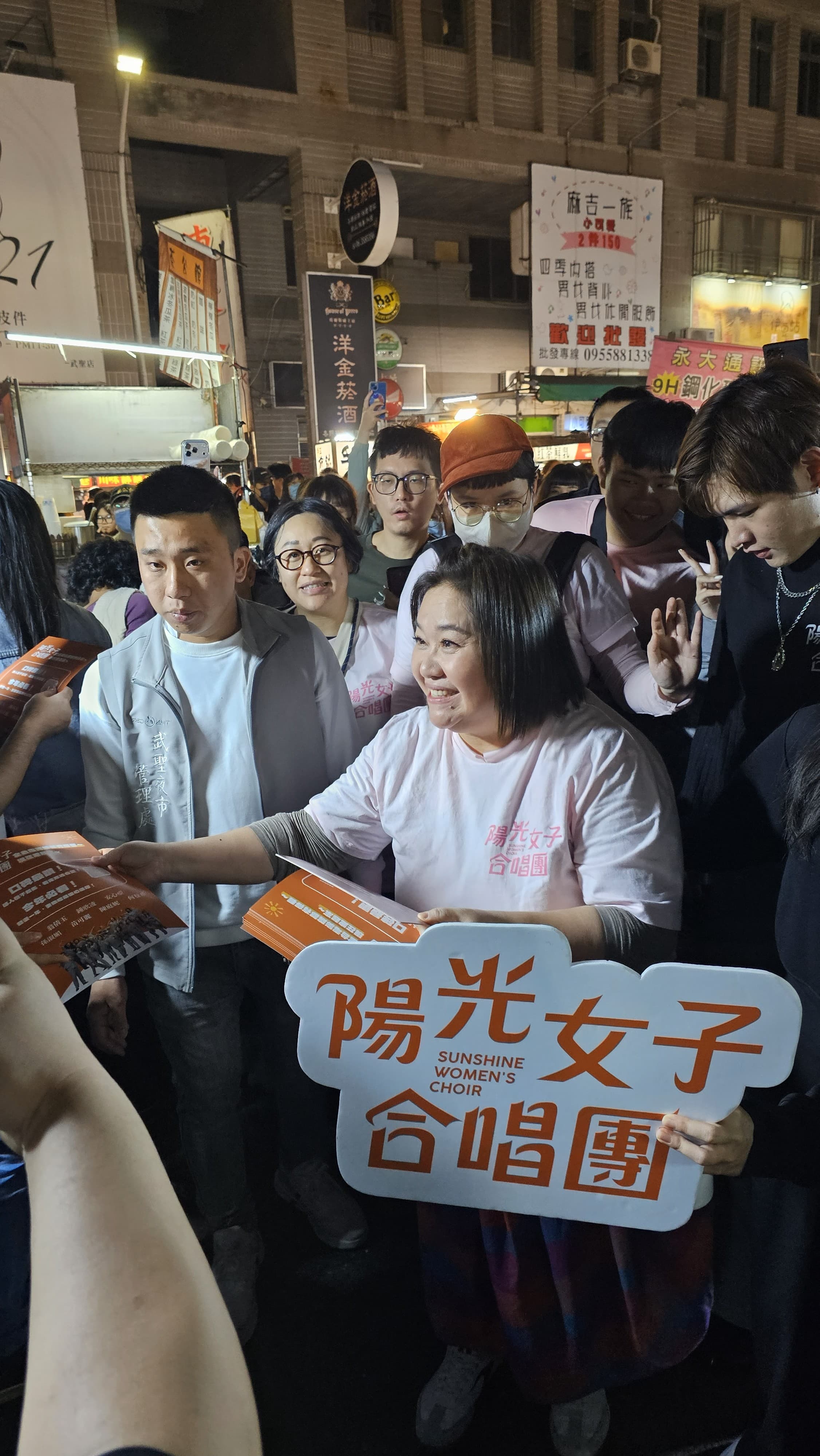 由於電影哭點爆多,連鎖影城在影廳外發放面紙,安心亞也幫忙發放。(壹壹喜喜提供)