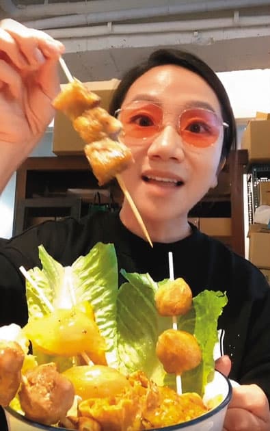 陶晶瑩經常在吉品養生公司直播推薦辣杯杯的麻辣燙及點心商品。(翻攝陶晶瑩臉書)