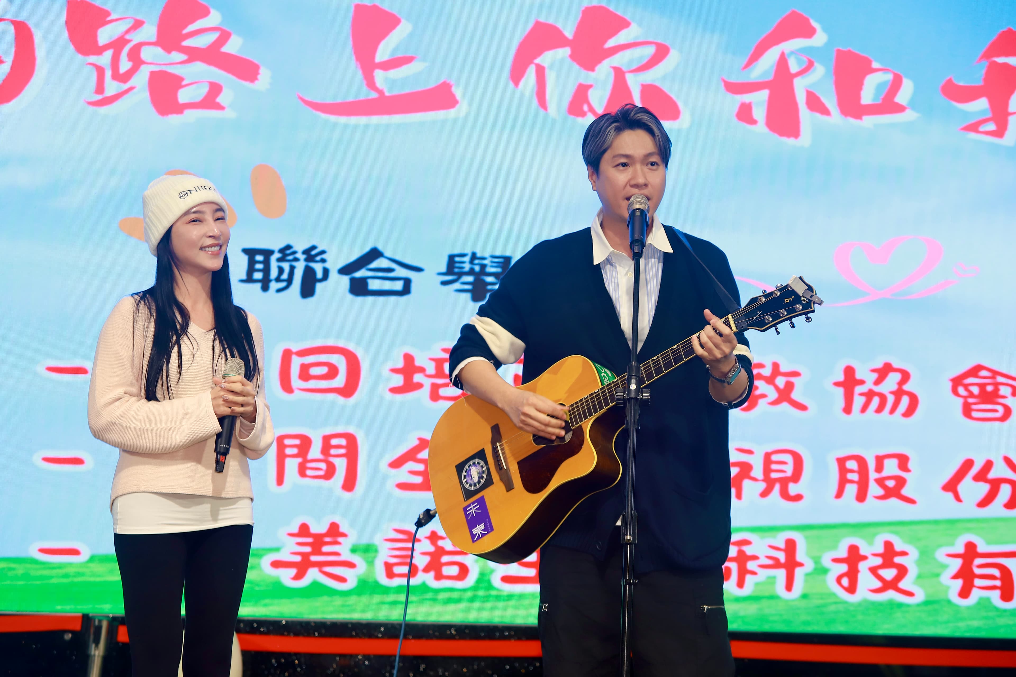 黃少谷自彈自唱跟張家瑋一起炒熱氣氛。(民視提供)