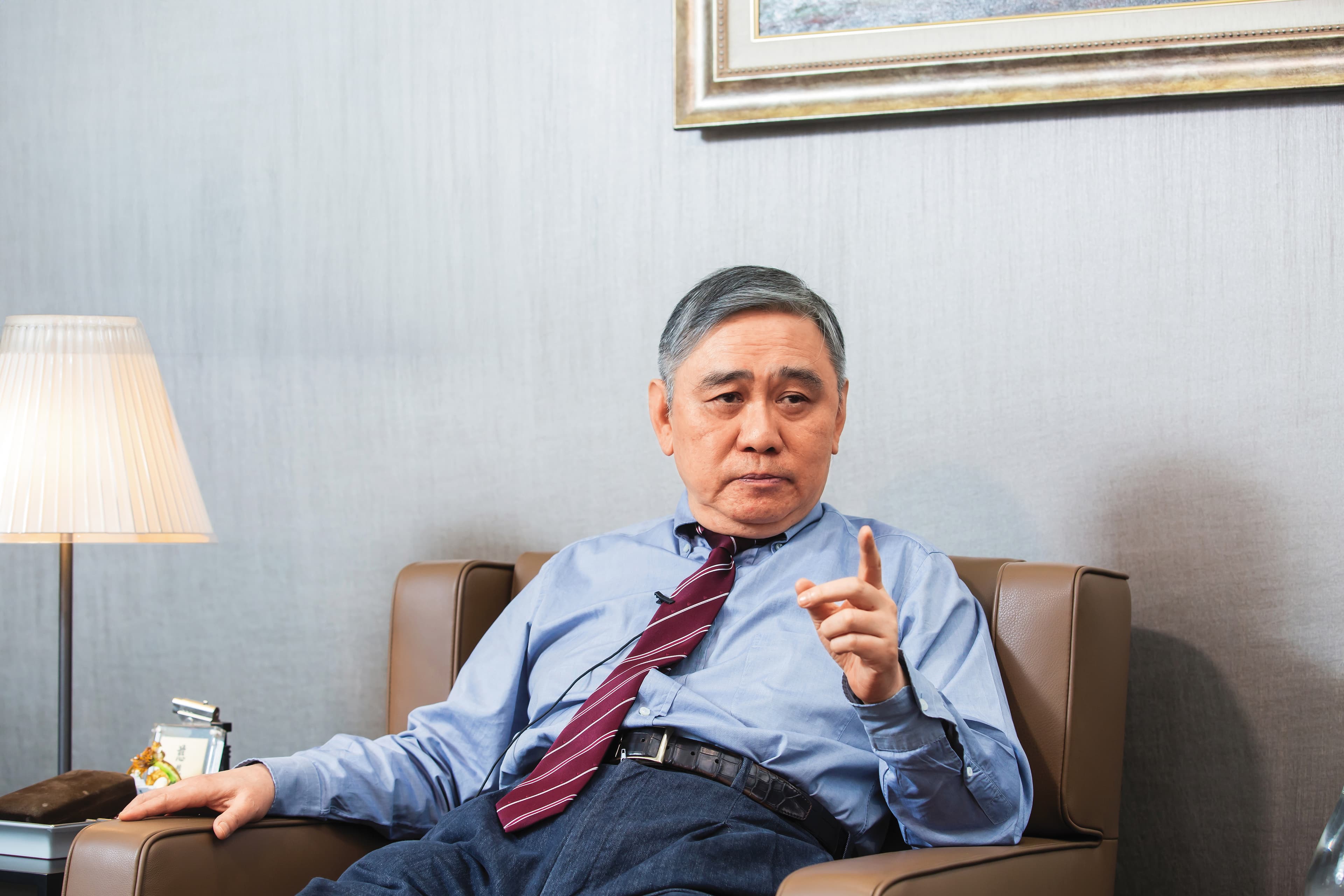 身價千億元的宏仁集團總裁王文洋,遭控在5年多前包養宋姓女大生,並生下1子,官司由台北地院審理中。