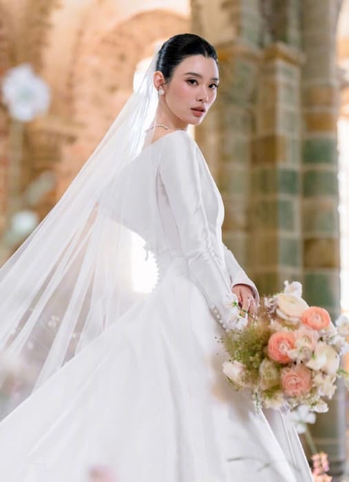 奚夢瑤曬絕美婚紗照。(翻攝自微博)