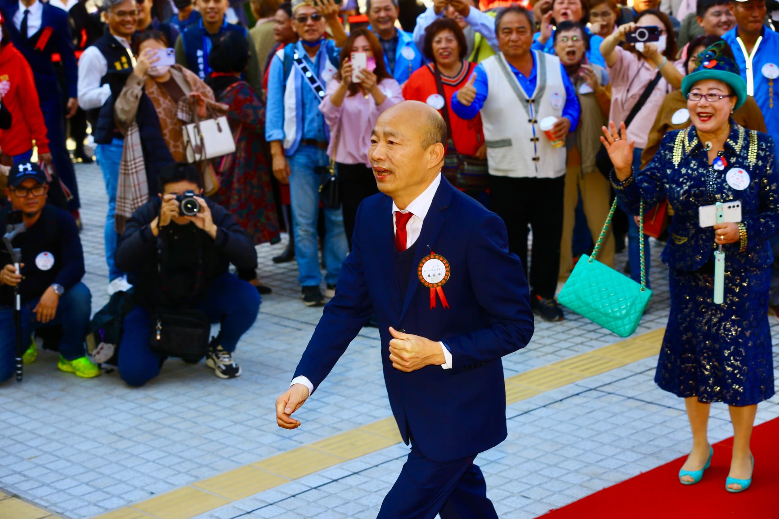 韓國瑜今燈上紅毯時,許多人高呼「院長好」。