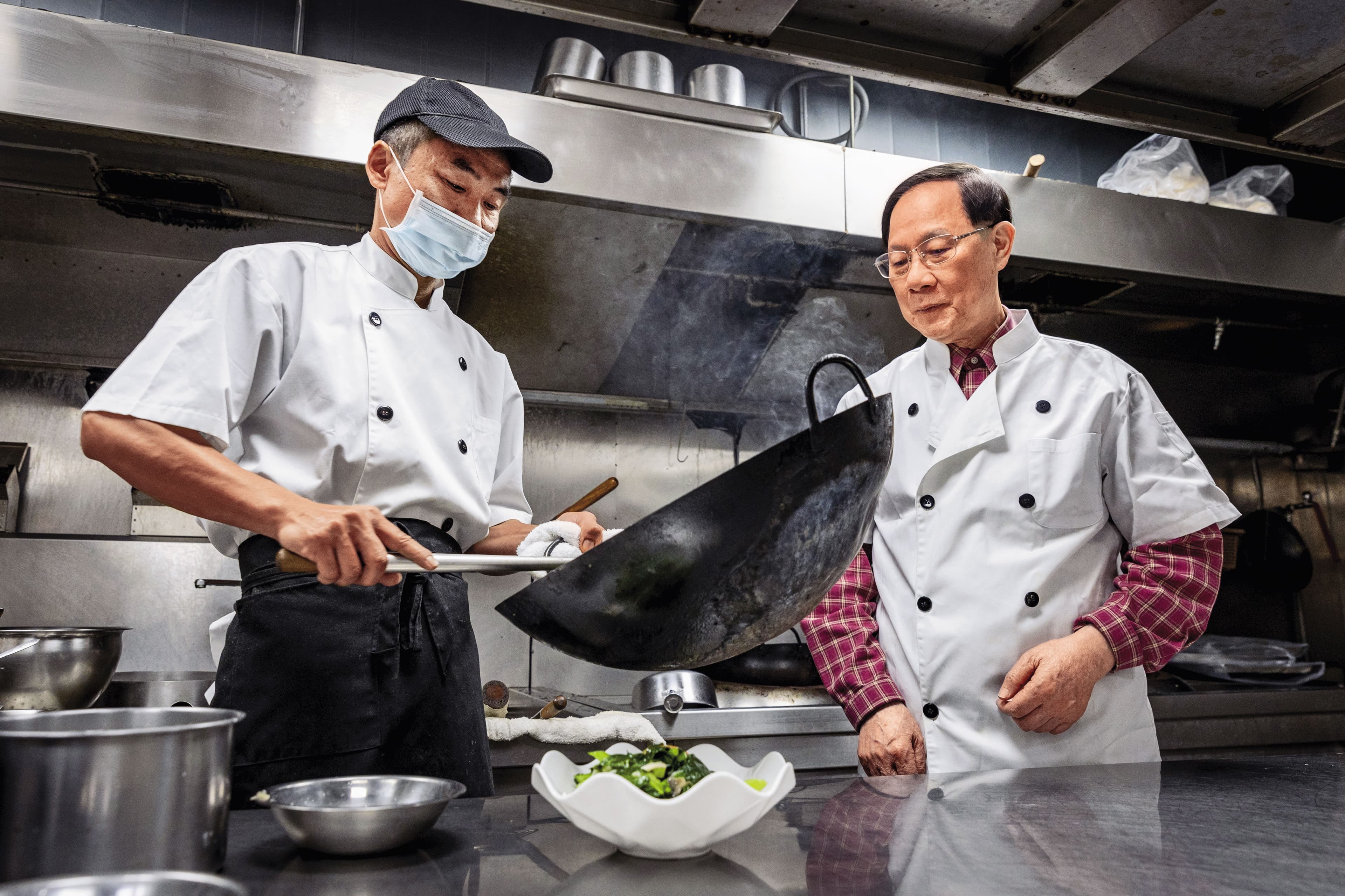 葉漢根(右)開設的餐廳,菜單都由他一手規劃。