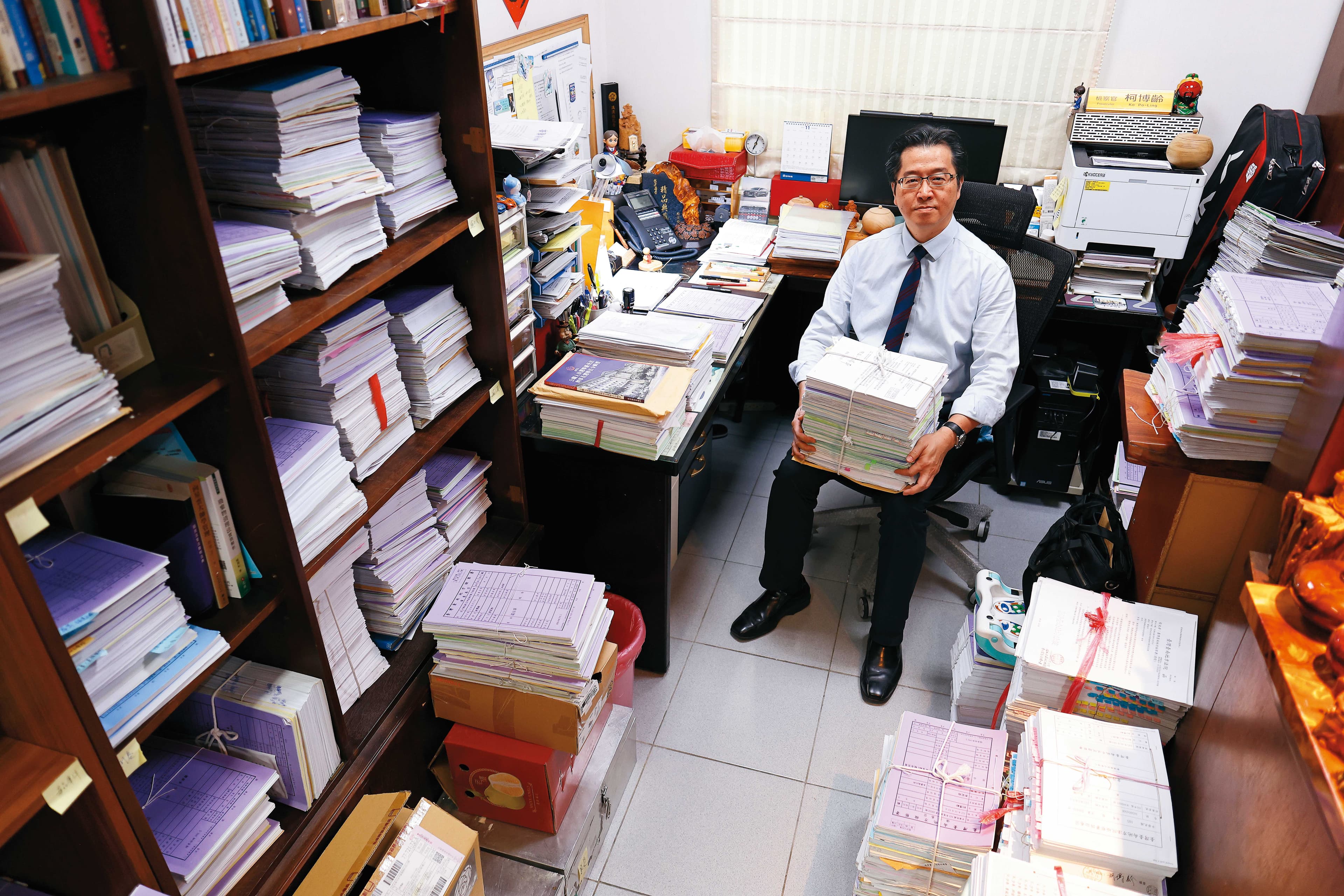 柯博齡的辦公室堆滿一疊疊卷宗,案件難度不一,以他手上為例,光是一件案子的卷宗就如此之多。