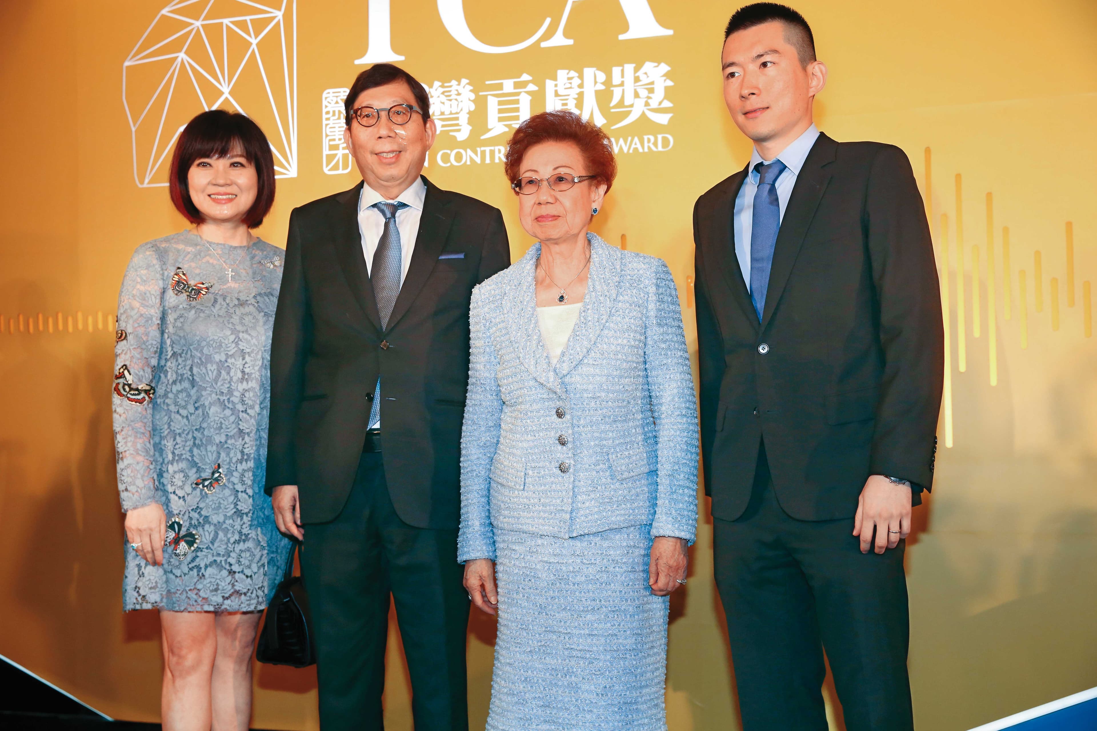 身為三代年紀最長的二董獨子蔡承儒(左)就是最早進入接班梯隊者。