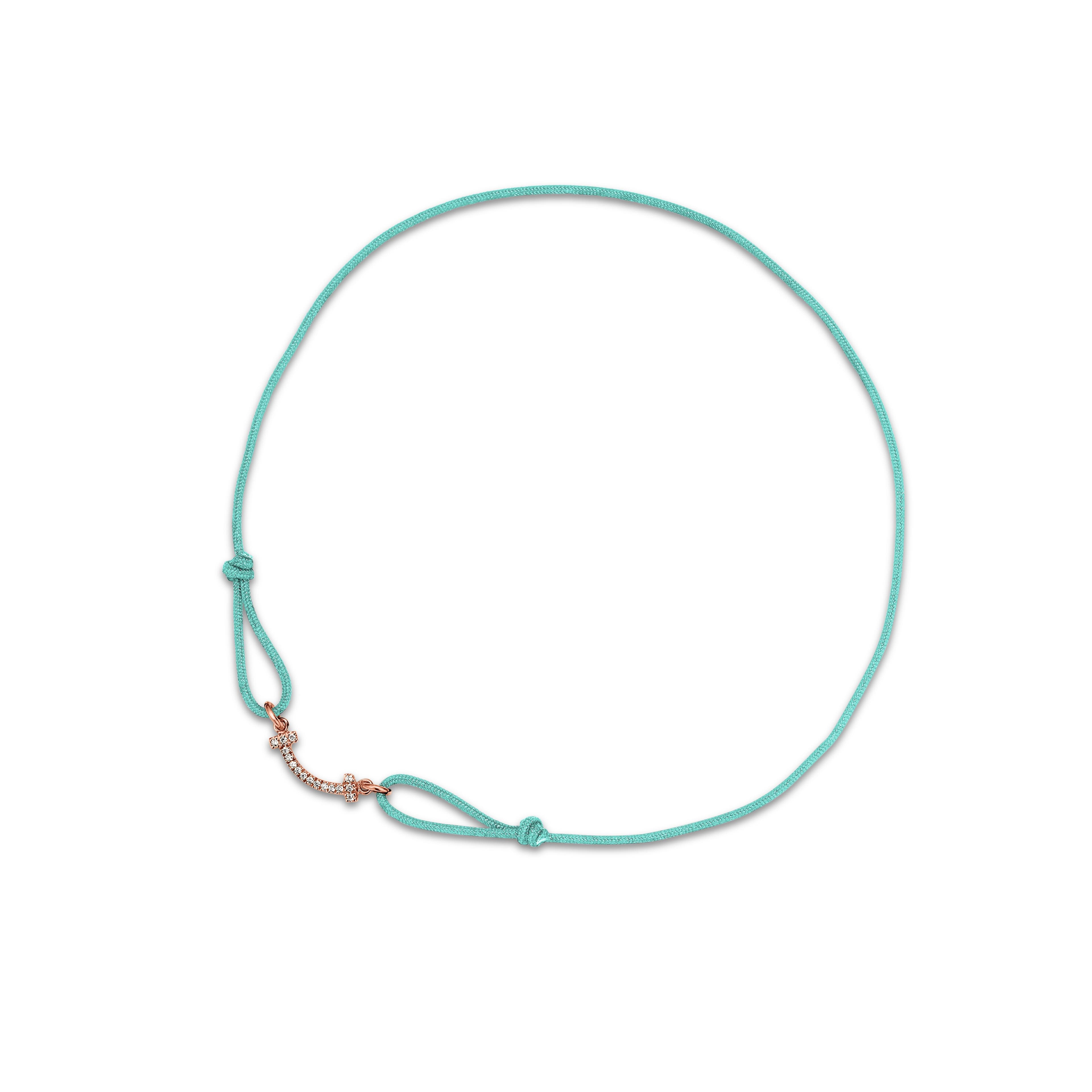 Tiffany T Smile 公益絲繩手鍊(18K玫瑰金鋪鑲鑽石搭配Tiffany藍色纖維繩)。NT$33,000(蒂芙尼提供)