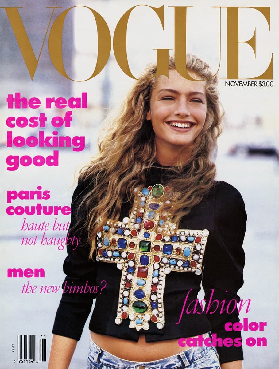 《VOGUE》1988年11月號封面,以色列模特兒米凱拉貝爾庫穿石洗牛仔褲登場,開啟安娜溫圖顛覆傳統的總編時代。(翻攝X@saintdemie)