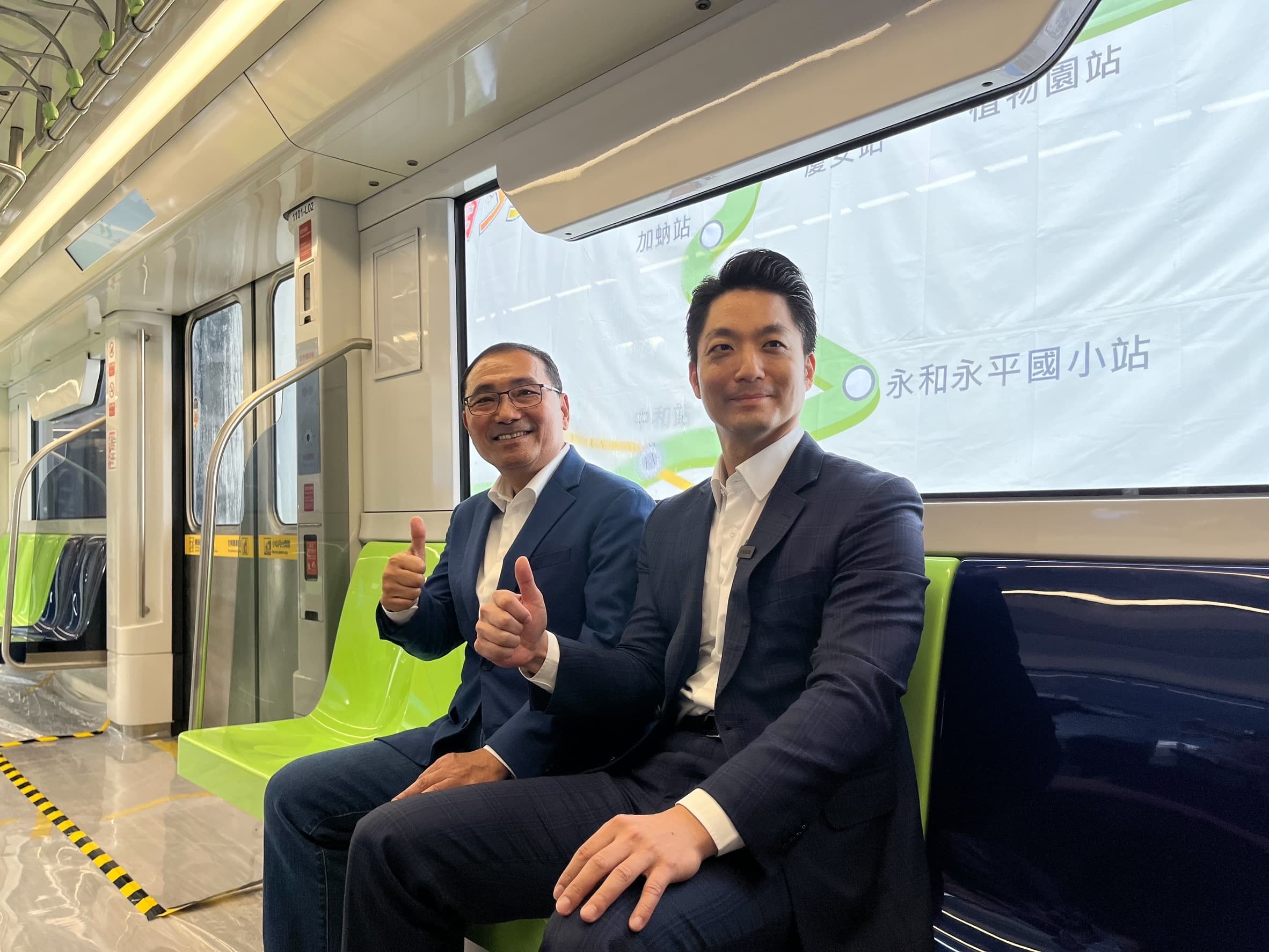 侯友宜與蔣萬安參觀首列車。(新北市捷運工程局提供)