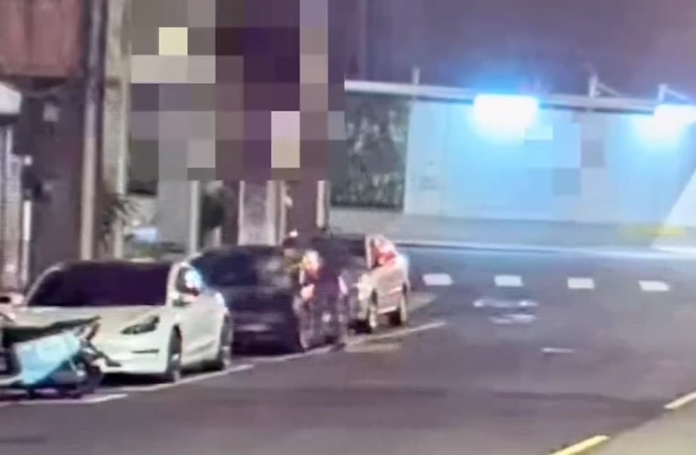 警方調閱監視器,鎖定2男在當天凌晨騎車前往犯案。(翻攝畫面)