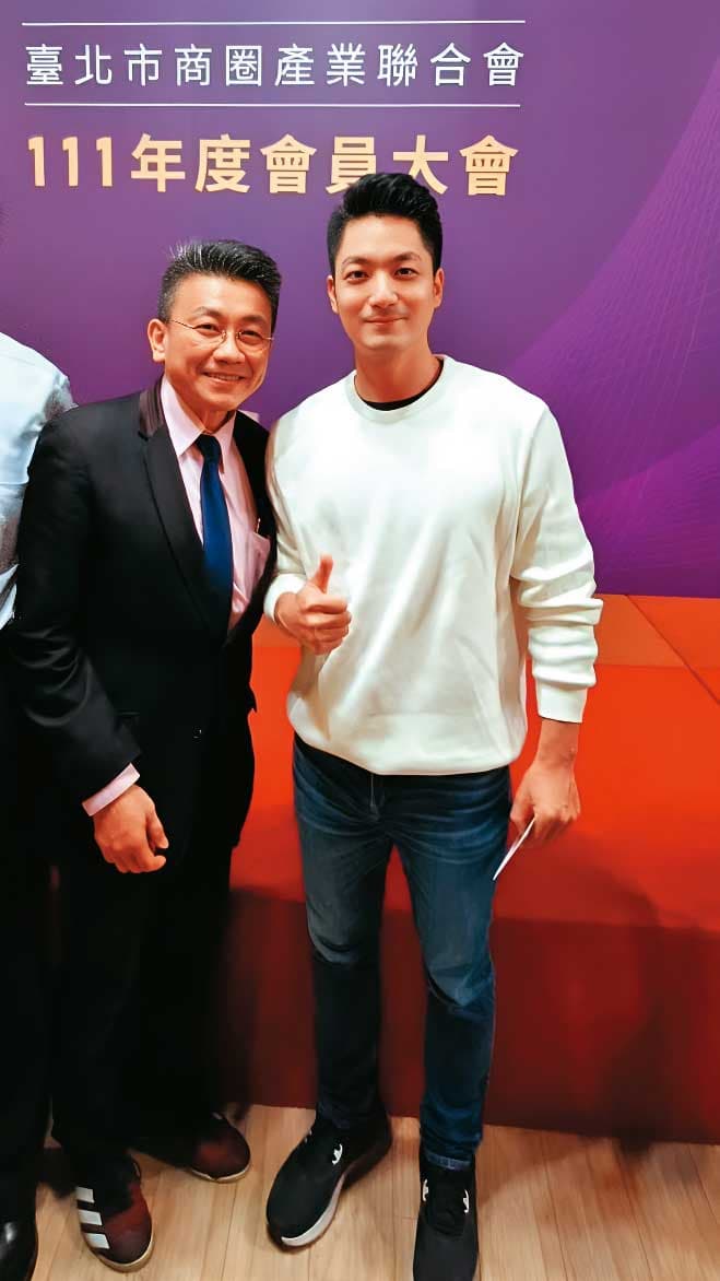 湯建中(左)因前老闆宴請市長蔣萬安(右)才認識陳萬添,當時陳還與蔣一同坐在主桌。(讀者提供)