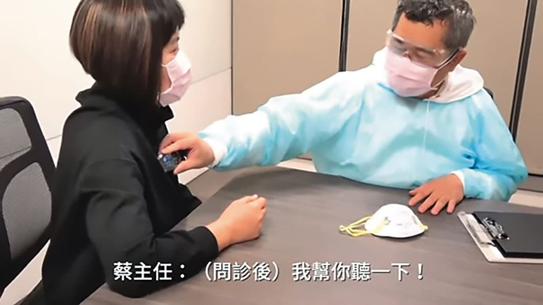 蔡昆熹(右)示範自行研發的高科技聽診器,向股東說明公司前景。(翻攝iMEDIPLUS心創醫電YT)