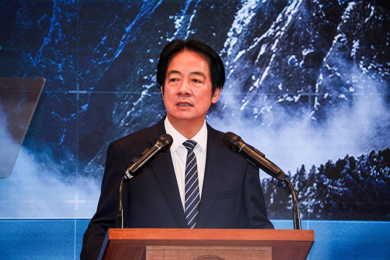 賴清德表示,因應嚴峻情勢,國安團隊將規劃2項行動方案,全面應對迫切的國安威脅,包含在未來8年投入1.25兆國防軍購經費。(鏡報鄒保祥)