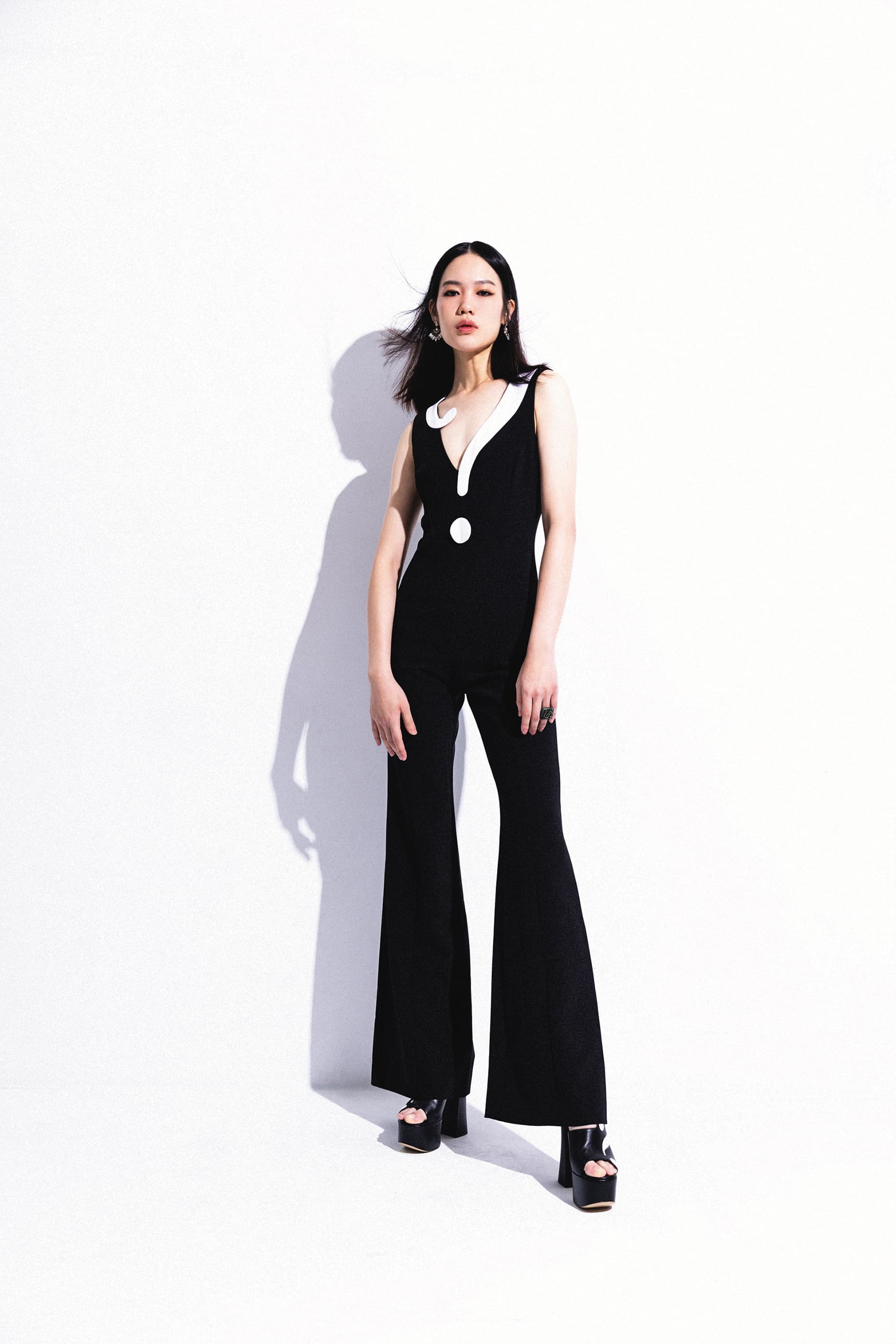 問號造型連身褲,NT$67,500 by MOSCHINO;驚嘆號造型厚底高跟拖鞋,NT$41,800 by MOSCHINO;黑色流蘇耳環,私人提供;造型戒指,私人提供