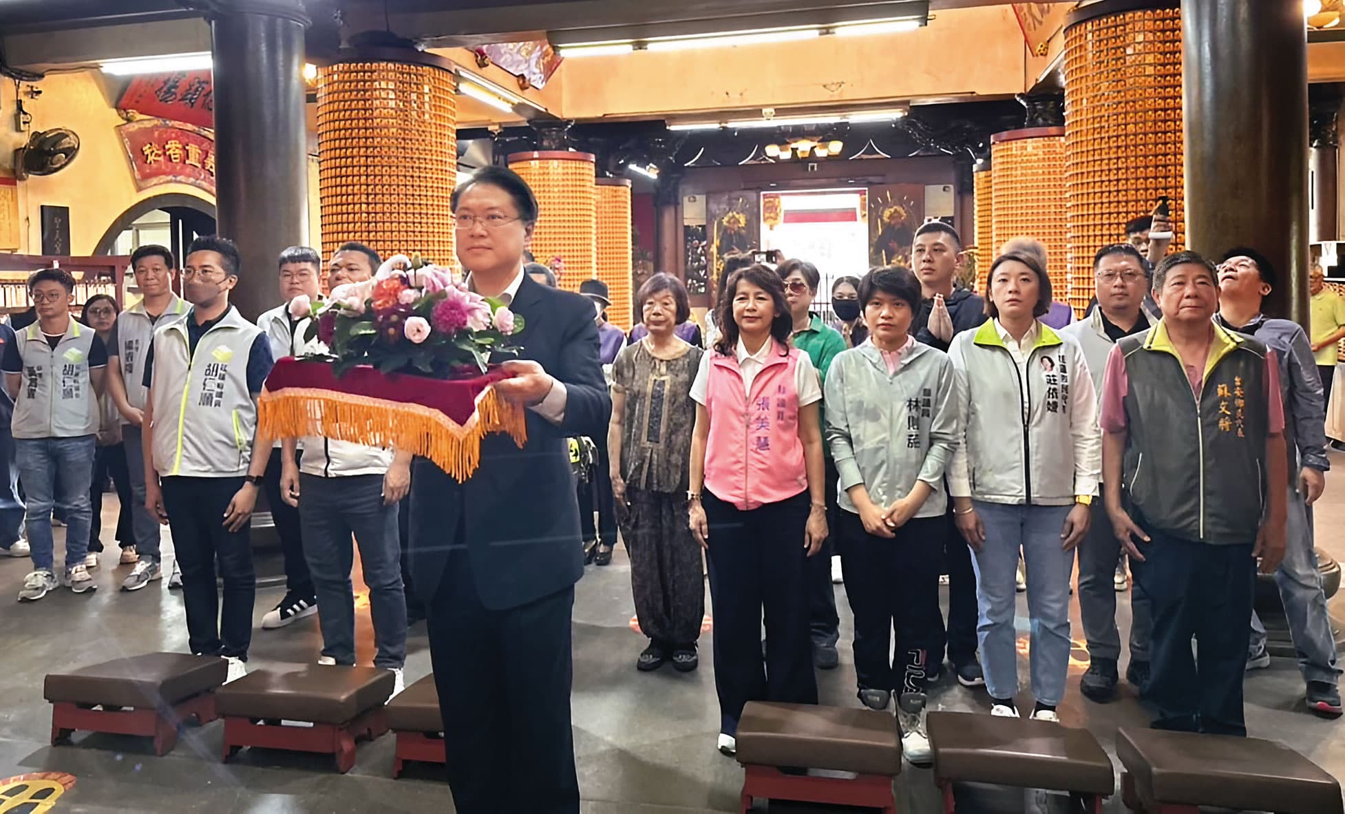 民進黨祕書長林右昌上週末到花蓮聖天宮參拜,被認為是踩點傅崐萁的信仰中心。(民進黨提供)