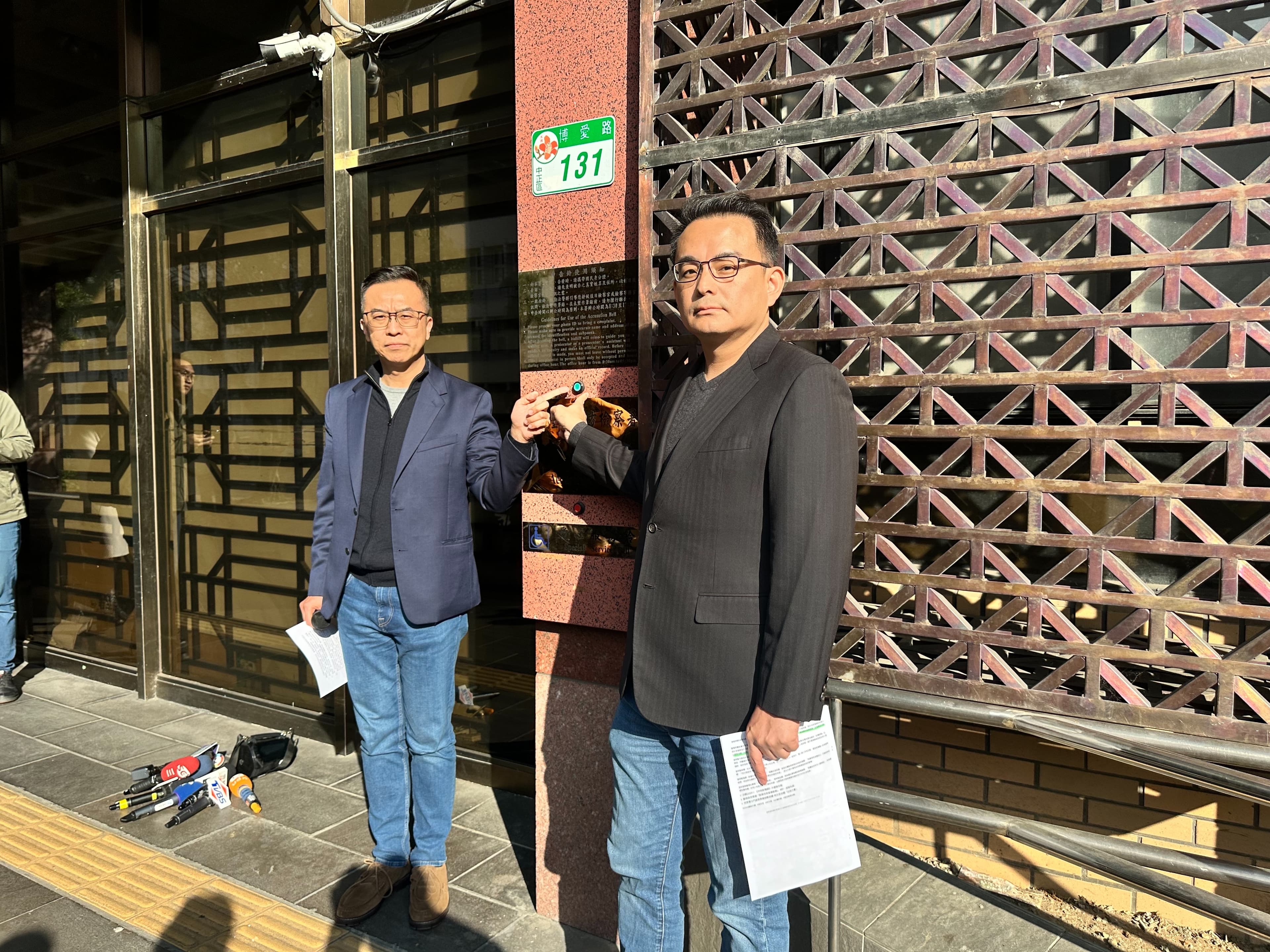 侯友宜競辦發言人黃子哲(左)與律師到地院,針對「郭董公開信」一事按鈴告黃國昌 。