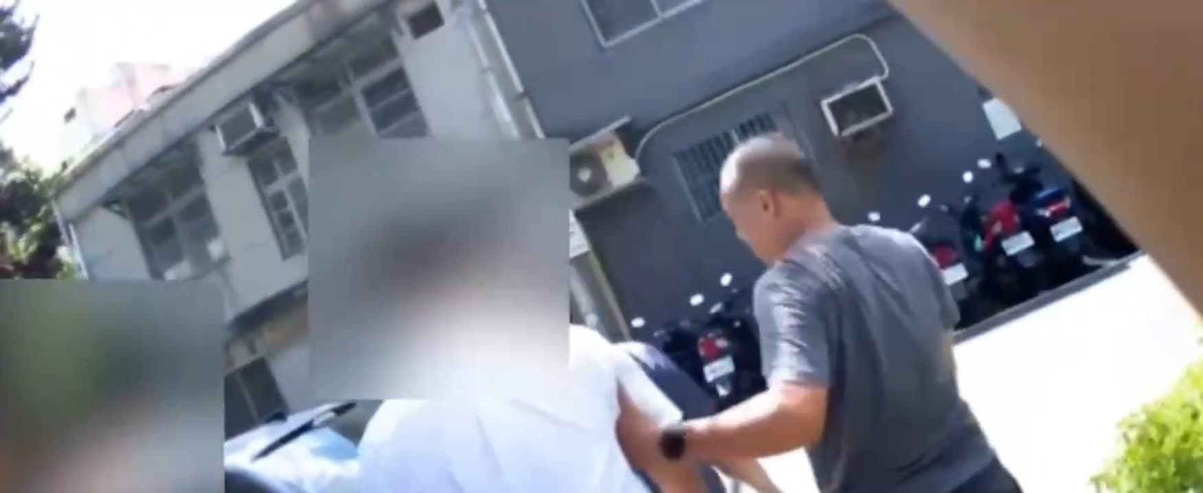警方當場逮捕2名車手,訊後依詐欺罪送辦。(翻攝畫面)