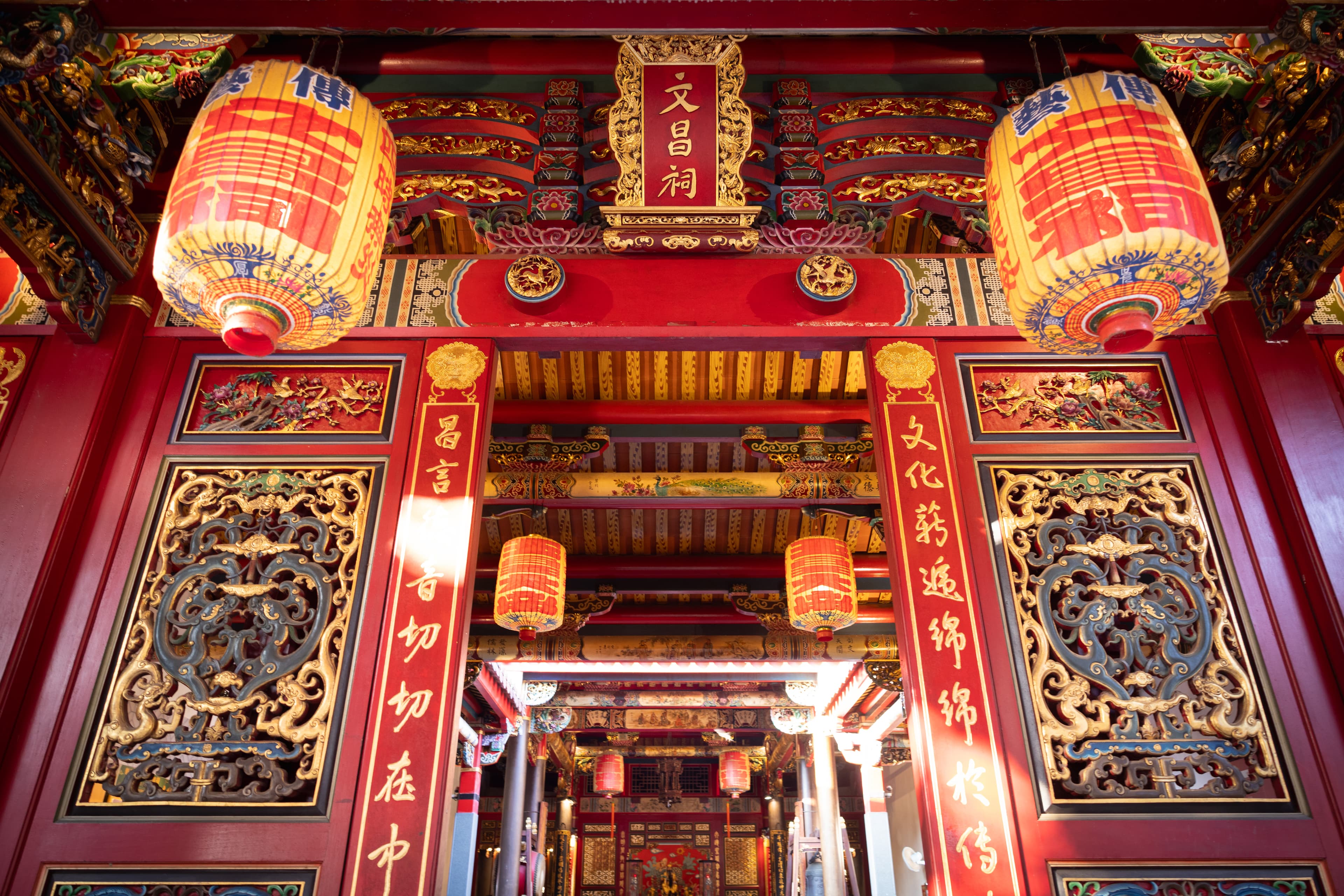 傳藝文昌祠是全臺唯一國立文昌祠,從燈籠、匾聯、門神彩繪到交趾陶裝飾,承載傳統匠師技藝,是園區重要的信仰文化中心。(全聯提供)