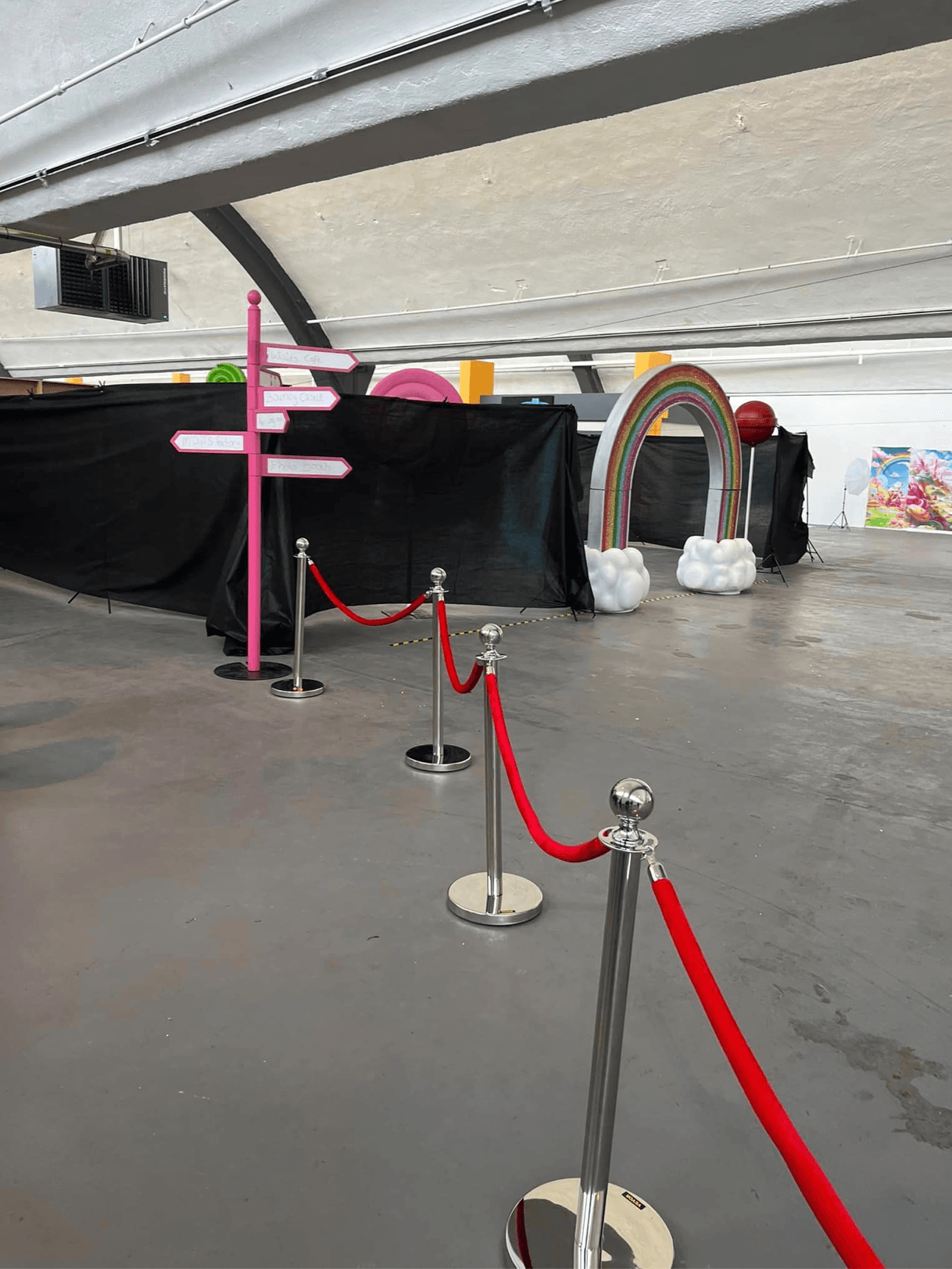 整個「旺卡巧克力體驗展」就是空空如也,還跟家長收入場門票,每個人要1400多元,難怪大家翻臉。(翻攝自Fiona Hughes Facebook)