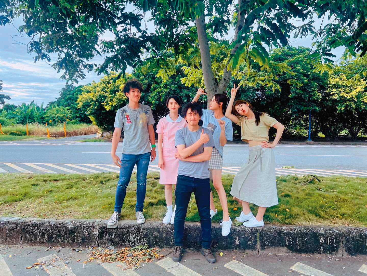去年郭方儒(左一)與邱偲琹(左二)合作《生命捕手》,留下了同框畫面。(翻攝自郭方儒IG)