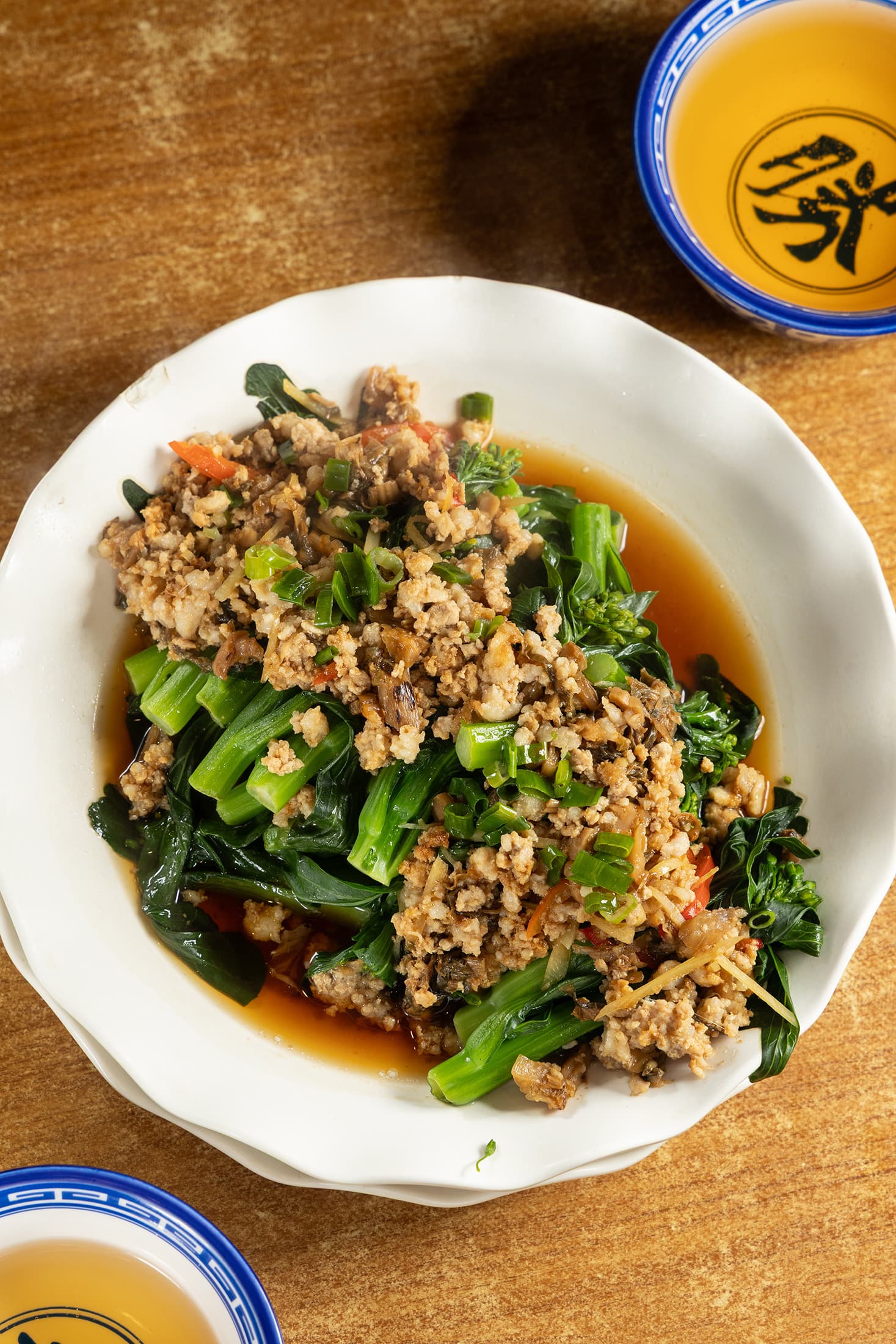 翠綠的菜心蒸煮得恰到好處,口感爽脆鮮甜,搭配蒜蓉、肉末與醬油,為宵夜酒局帶來一絲清爽與健康。(港幣78元/份,約NT$301)