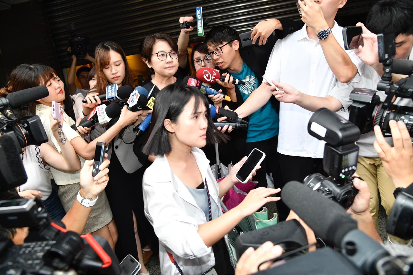 吳怡萱(前白衣者)下午出面轉述會議內容。